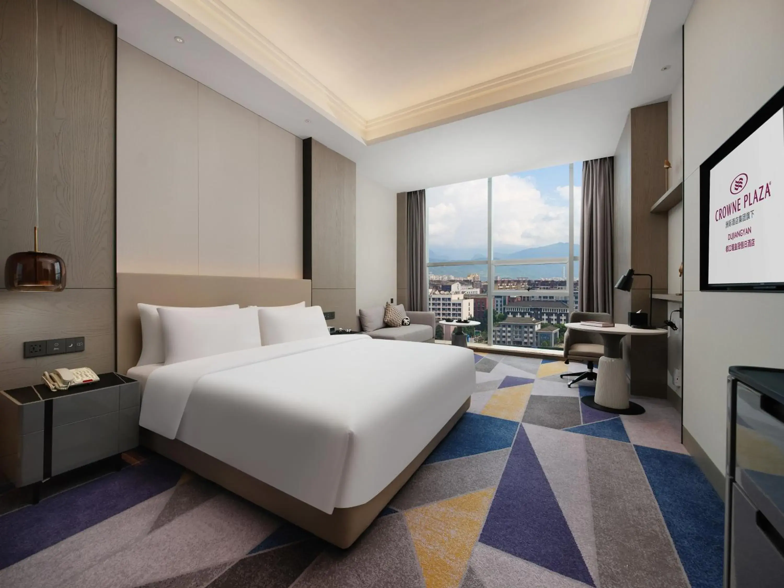 King Room with Mountain View in Crowne Plaza Dujiangyan by IHG King Room with Mountain View in Crowne Plaza Dujiangyan by IHG