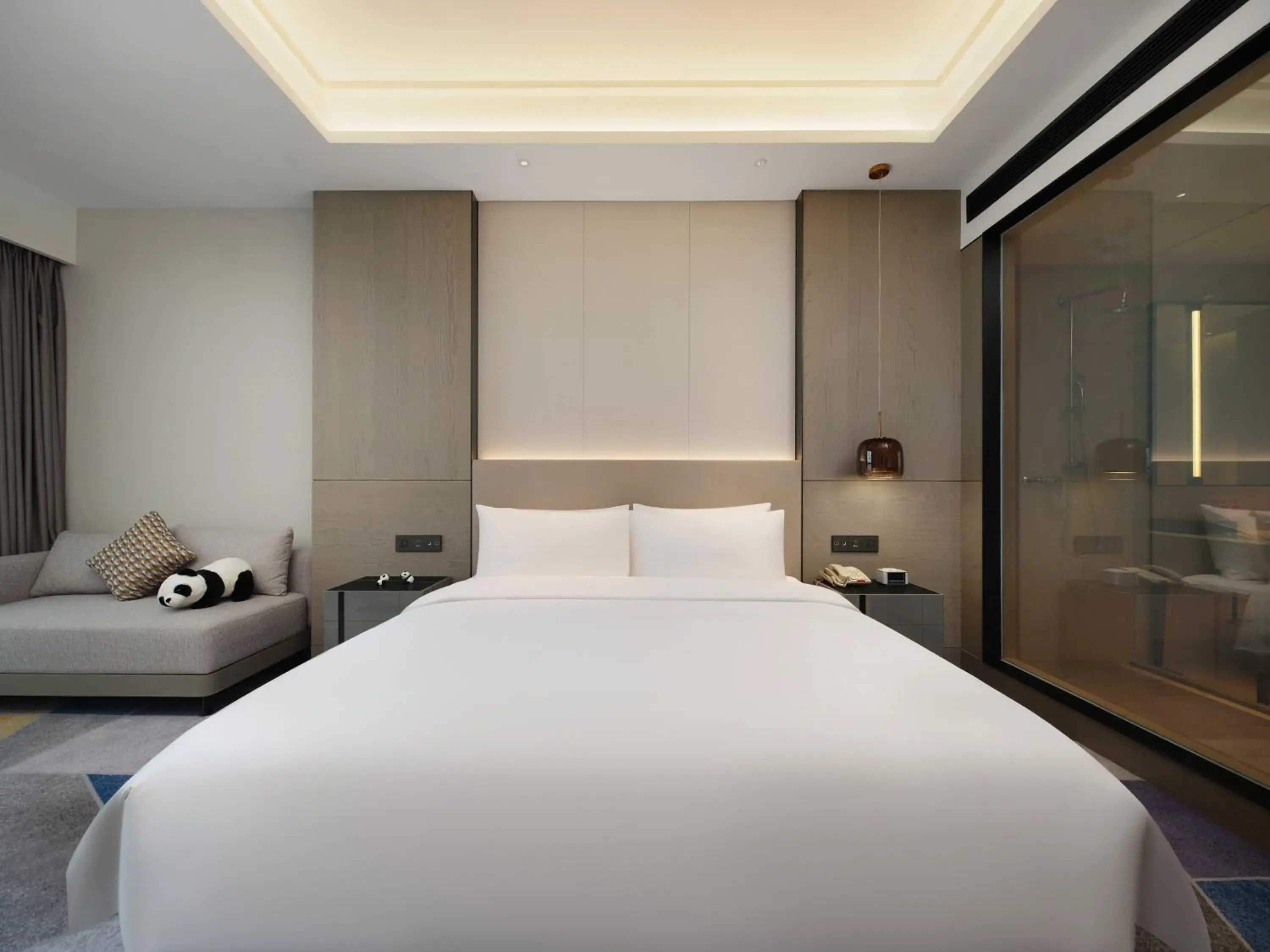 Standard King Room with Lounge Access in Crowne Plaza Dujiangyan by IHG Standard King Room with Lounge Access in Crowne Plaza Dujiangyan by IHG