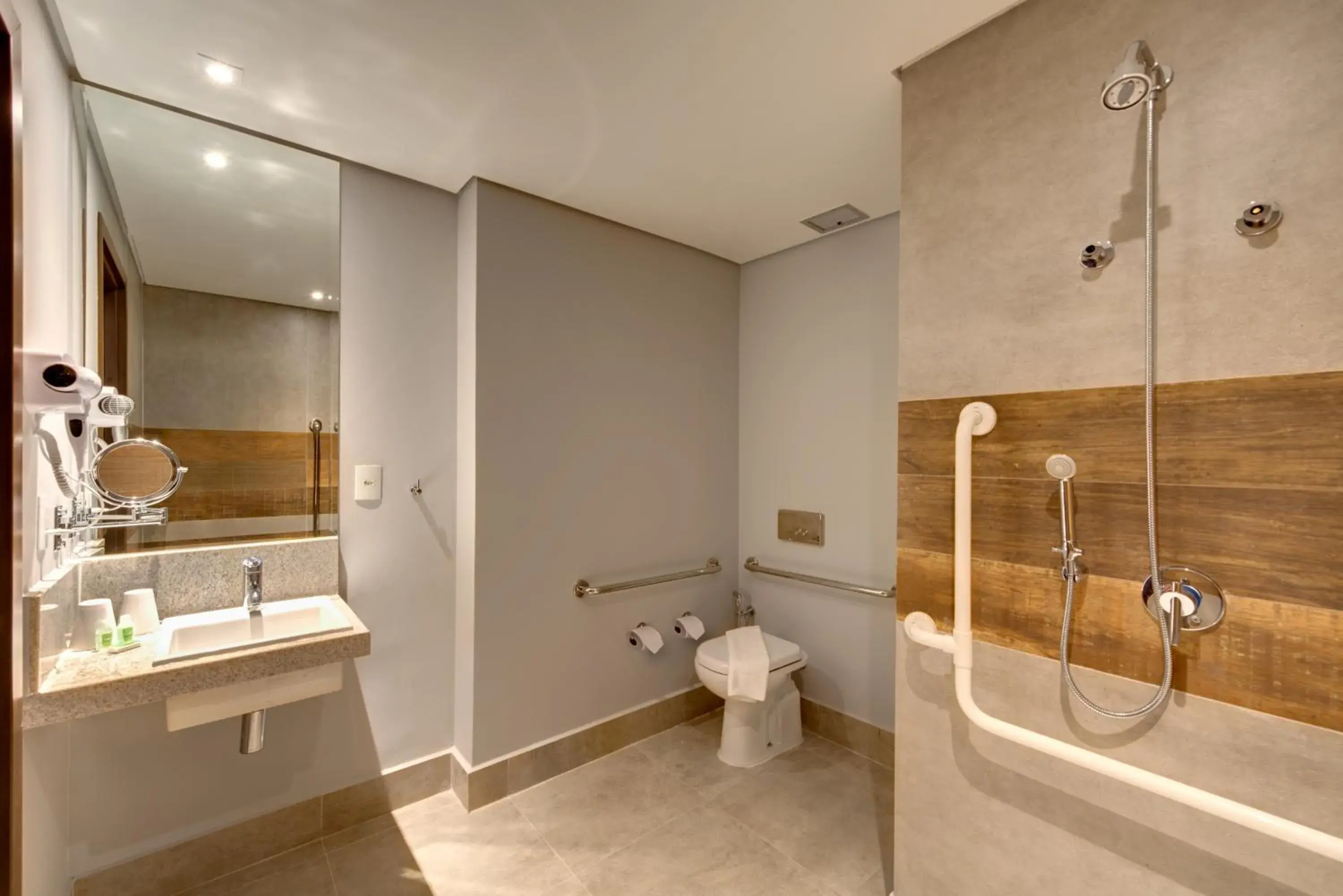 Queen Room - single occupancy - Disability Access in Linx Confins Queen Room - single occupancy - Disability Access in Linx Confins