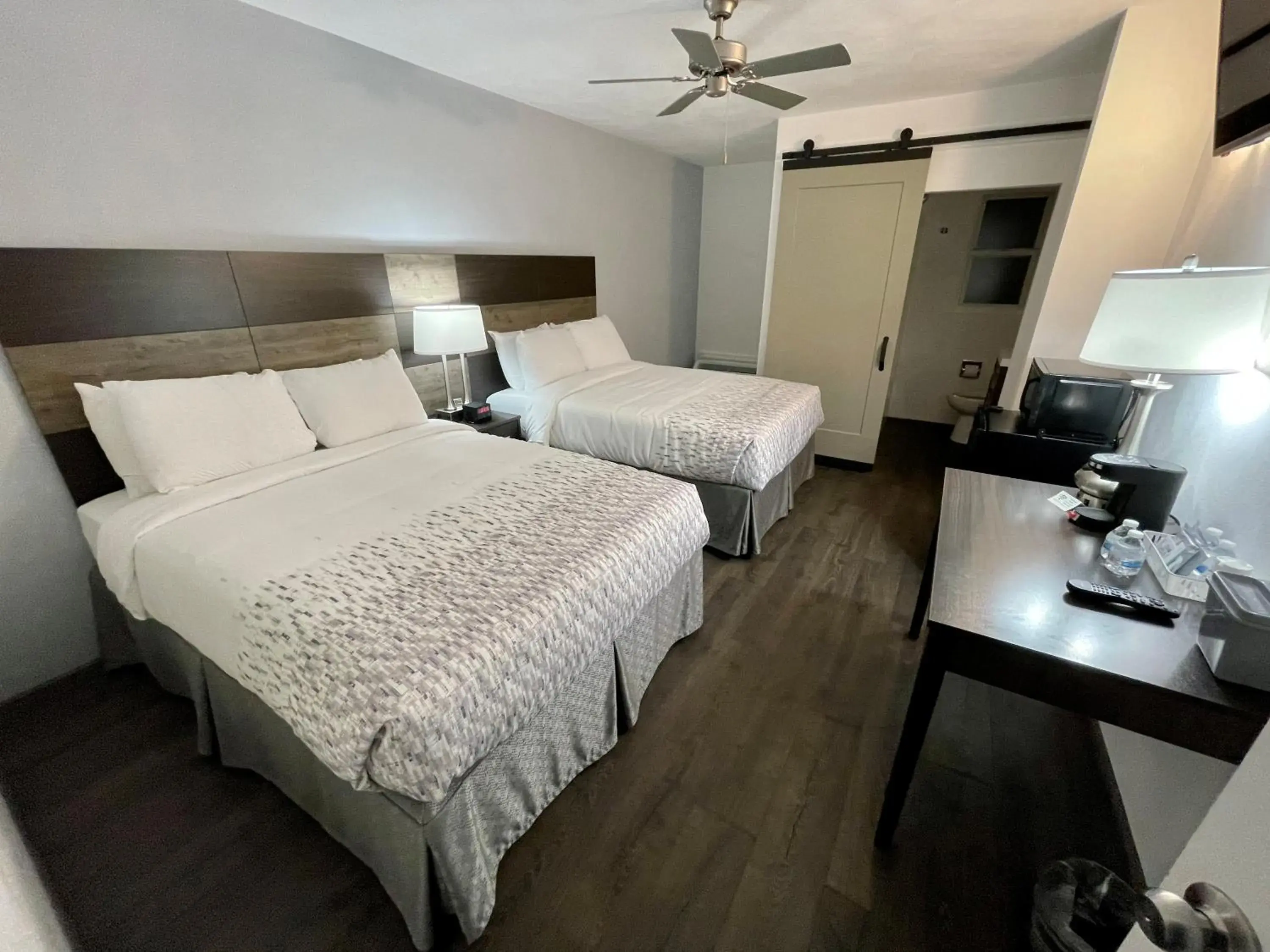 Deluxe Double Room in Sunset Motel Deluxe Double Room in Sunset Motel