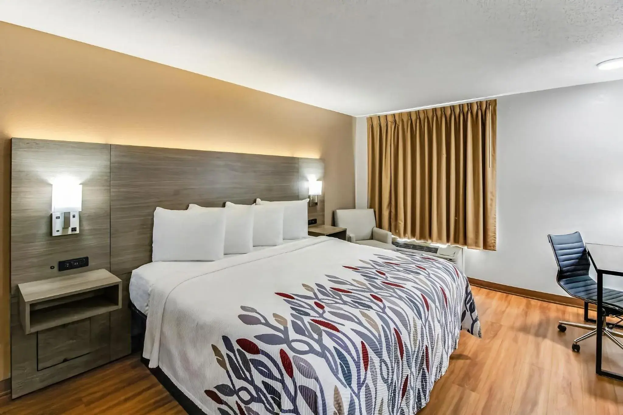 Suite King Room Non-Smoking in Red Roof Inn Springfield, OH Suite King Room Non-Smoking in Red Roof Inn Springfield, OH