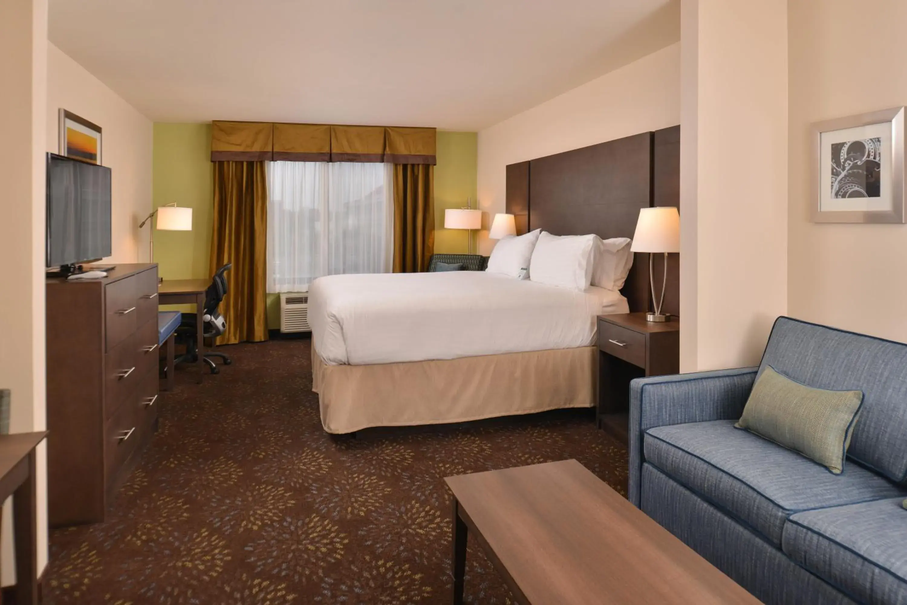 Queen Suite with Two Queen Beds and Mobility Accessible Tub - Non-Smoking in Holiday Inn Express & Suites Dearborn SW - Detroit Area by IHG Queen Suite with Two Queen Beds and Mobility Accessible Tub - Non-Smoking in Holiday Inn Express & Suites Dearborn SW - Detroit Area by IHG
