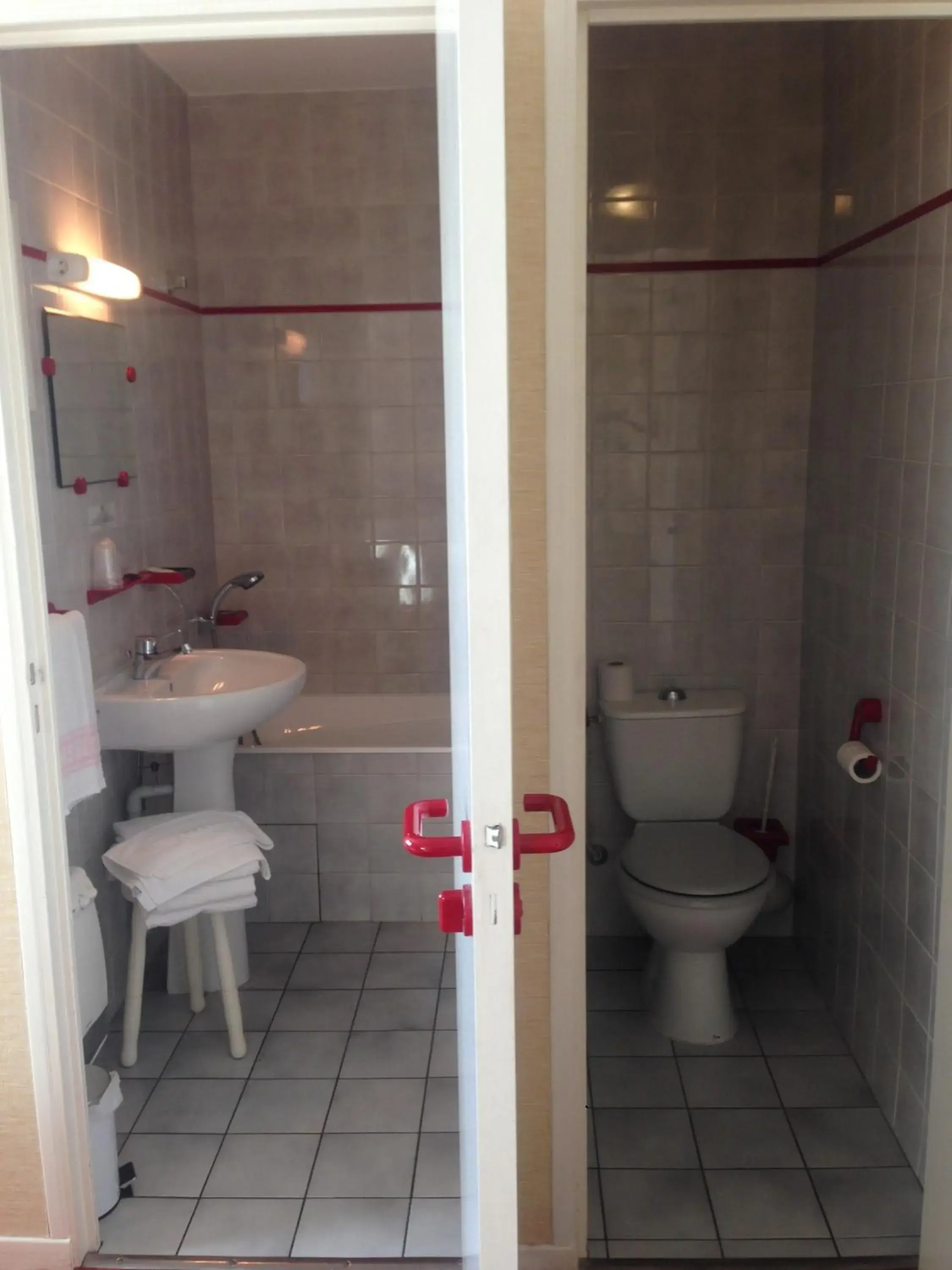 Triple Room with Bath in Hotel De La Poste Triple Room with Bath in Hotel De La Poste