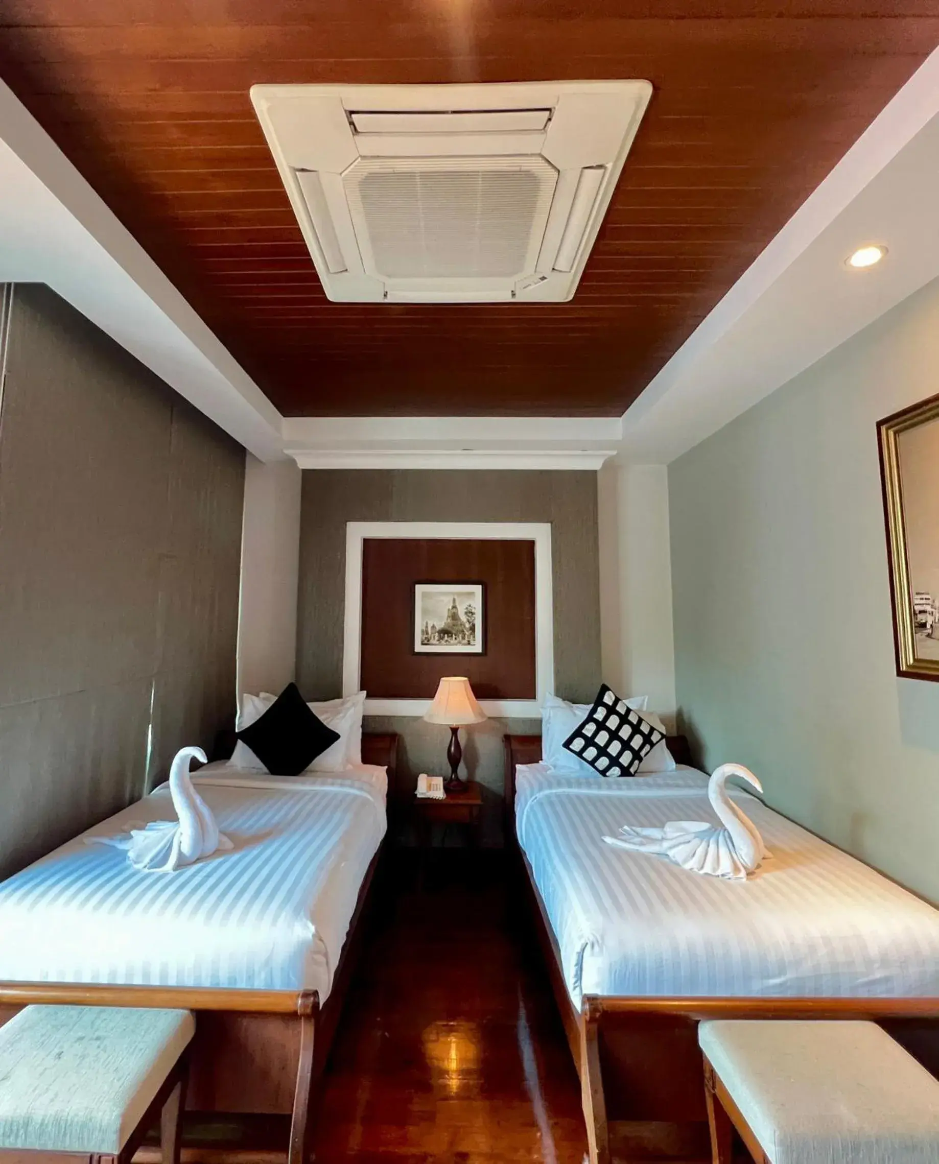 Small Twin Room in Yotaka Bangkok Hotel Small Twin Room in Yotaka Bangkok Hotel