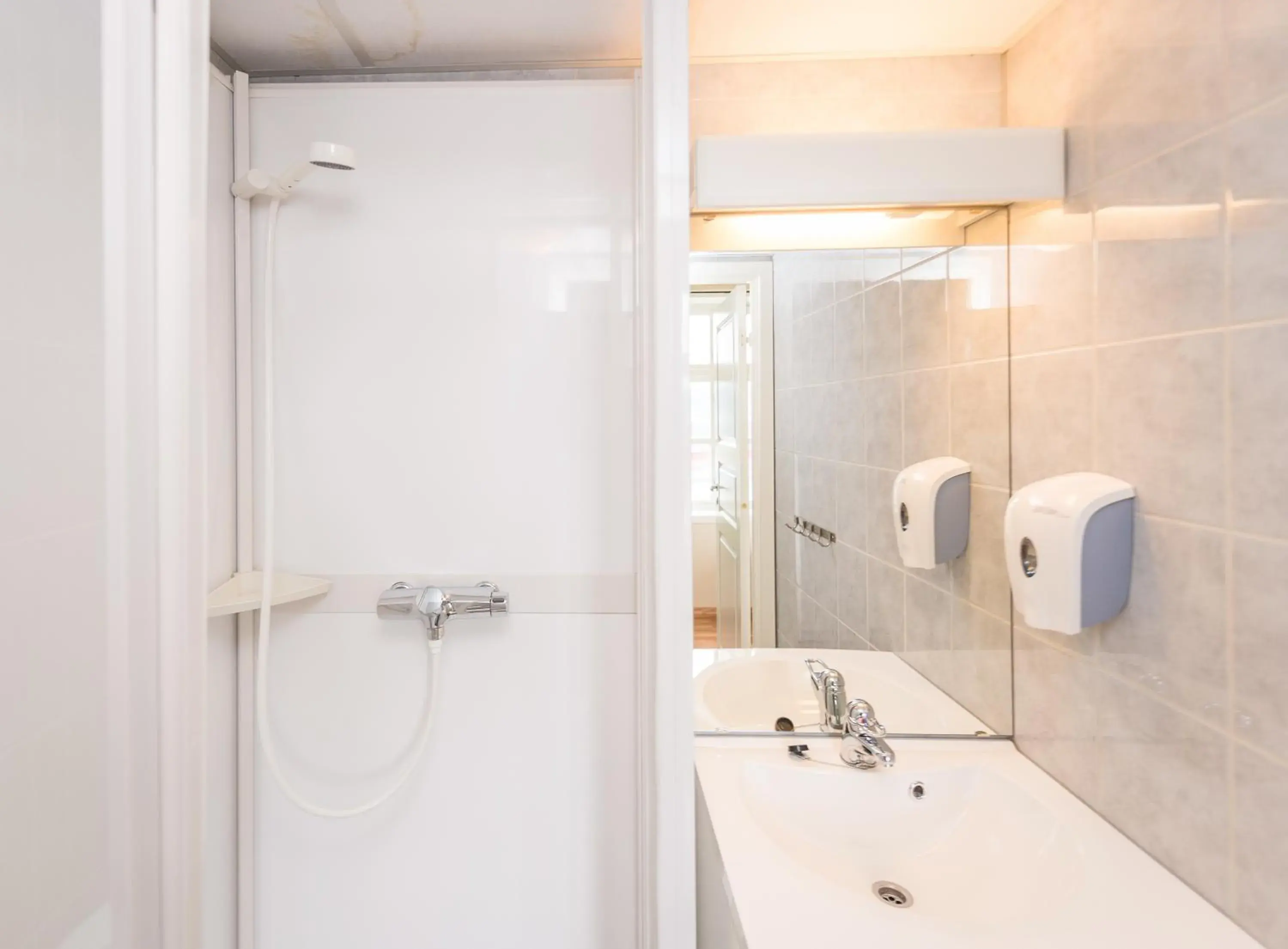 Single Room with Private Bathroom - single occupancy in Toranes Overnatting Single Room with Private Bathroom - single occupancy in Toranes Overnatting