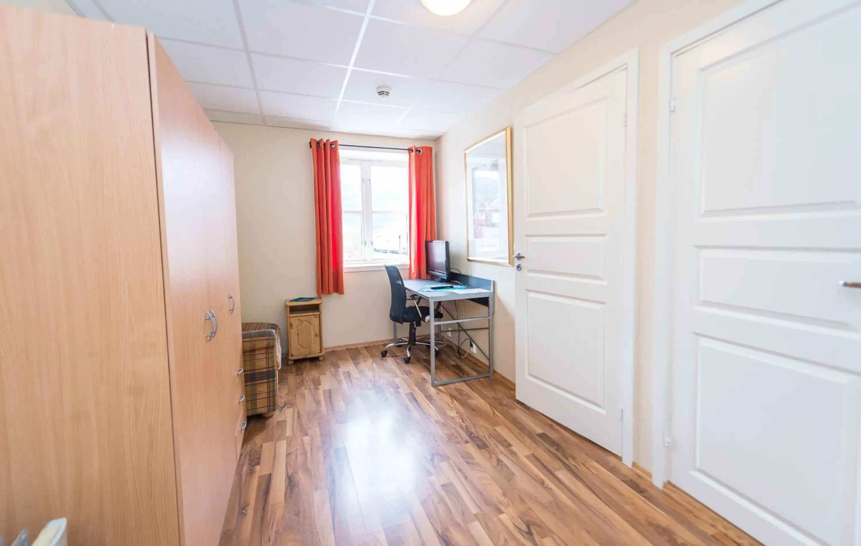 Triple Room with Private Bathroom - single occupancy in Toranes Overnatting Triple Room with Private Bathroom - single occupancy in Toranes Overnatting