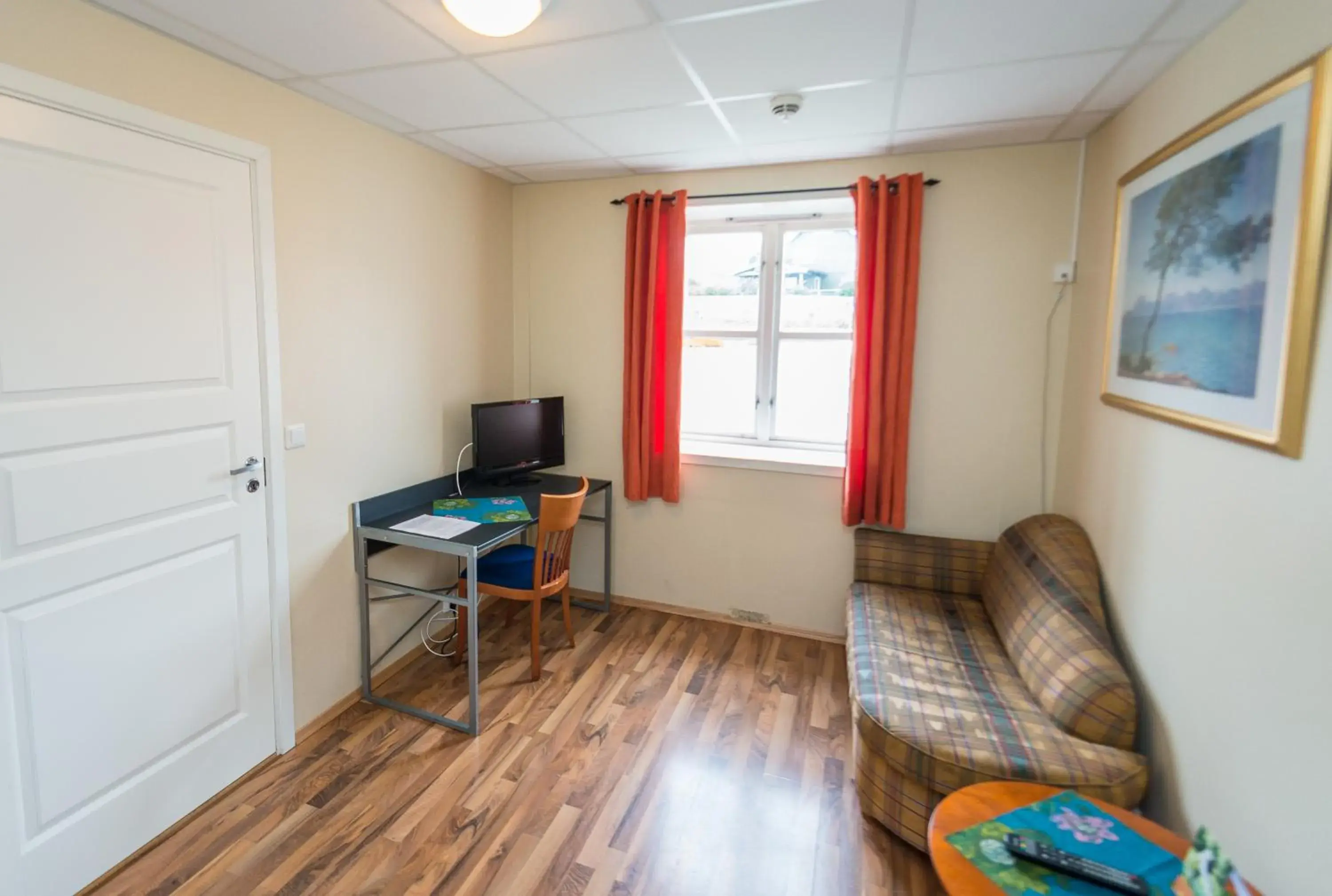 Quadruple Room with Private Bathroom - single occupancy in Toranes Overnatting Quadruple Room with Private Bathroom - single occupancy in Toranes Overnatting