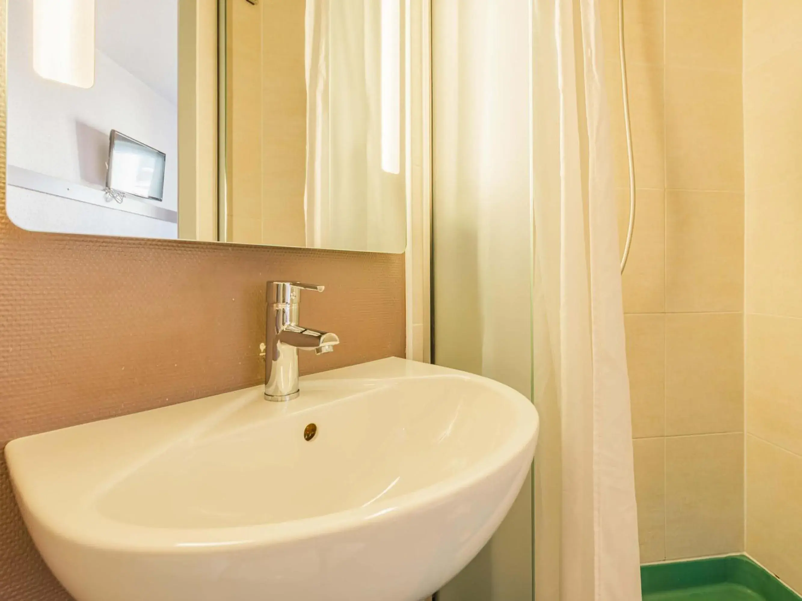 Twin Room - Non Smoking in B&B HOTEL Strasbourg Sud Ostwald Twin Room - Non Smoking in B&B HOTEL Strasbourg Sud Ostwald