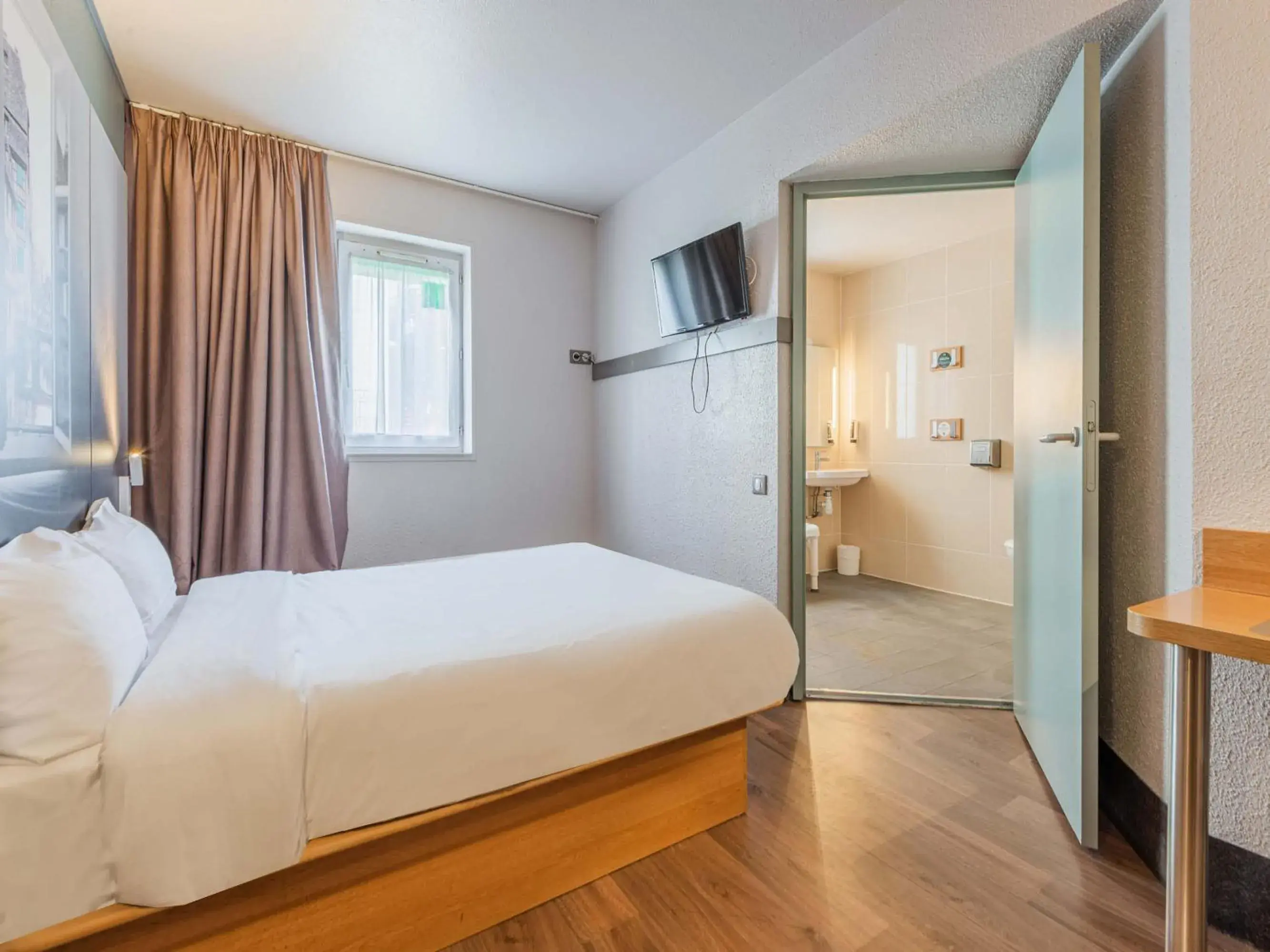 Double Room - Disability Access - Non Smoking in B&B HOTEL Strasbourg Sud Ostwald Double Room - Disability Access - Non Smoking in B&B HOTEL Strasbourg Sud Ostwald
