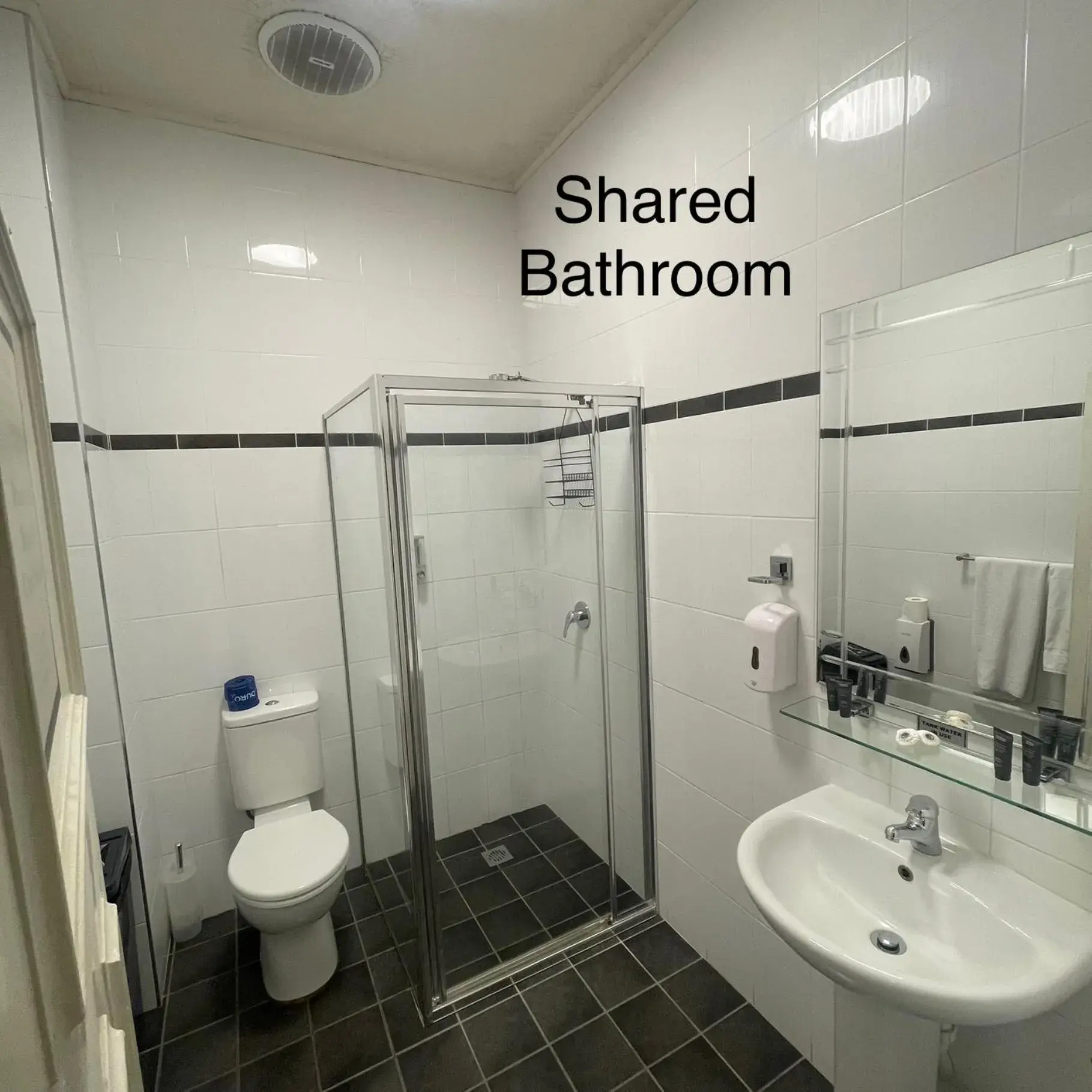 Superior Queen Room with Shared Bathroom in Wisemans Inn Superior Queen Room with Shared Bathroom in Wisemans Inn