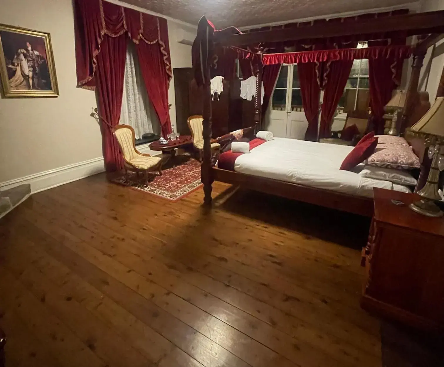 Queen Room with Shared Bathroom in Wisemans Inn Queen Room with Shared Bathroom in Wisemans Inn