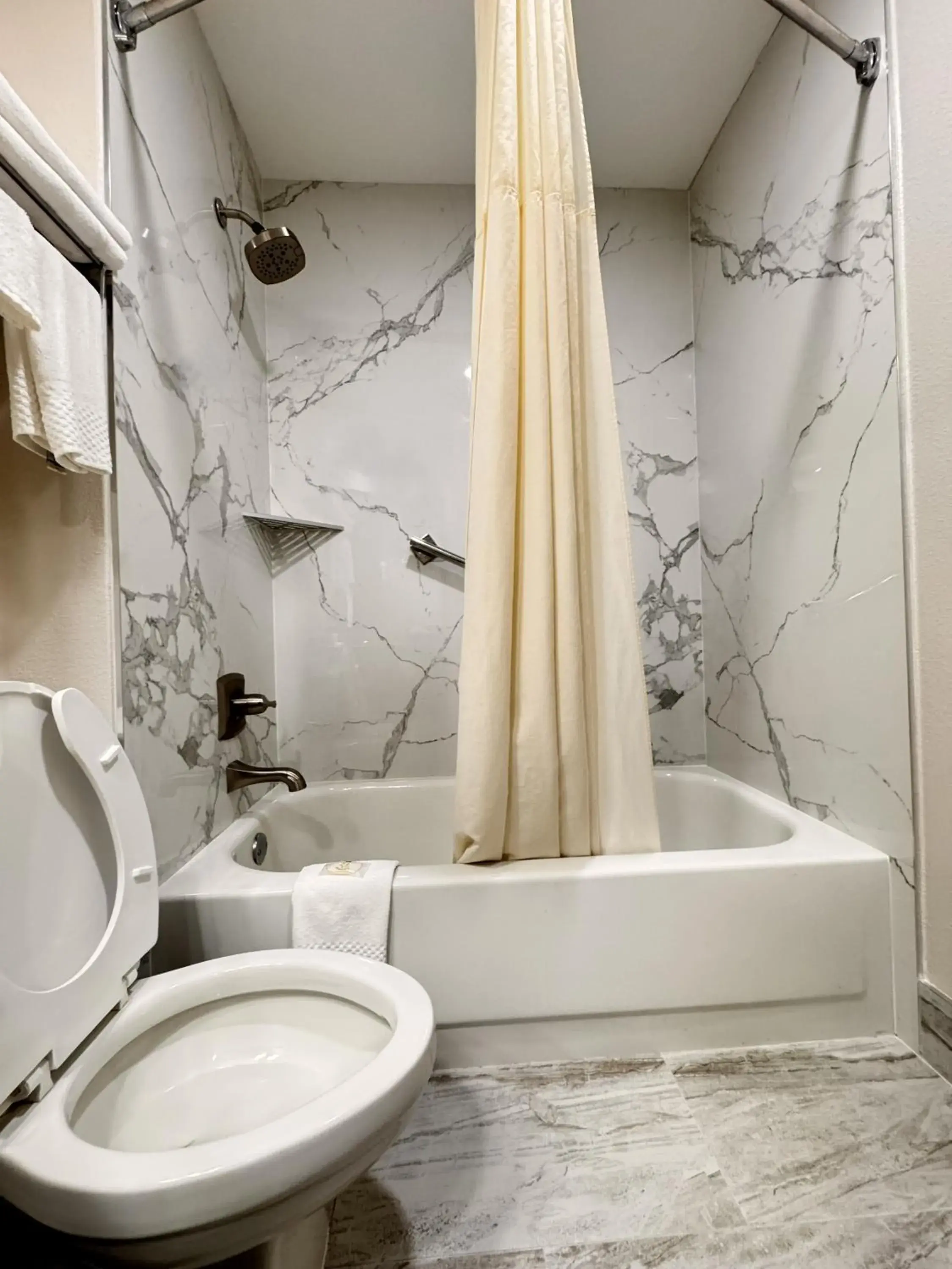 Queen Room with Two Queen Bed/Upper Floor, Non-Smoking in Quality Inn Cleveland North Queen Room with Two Queen Bed/Upper Floor, Non-Smoking in Quality Inn Cleveland North