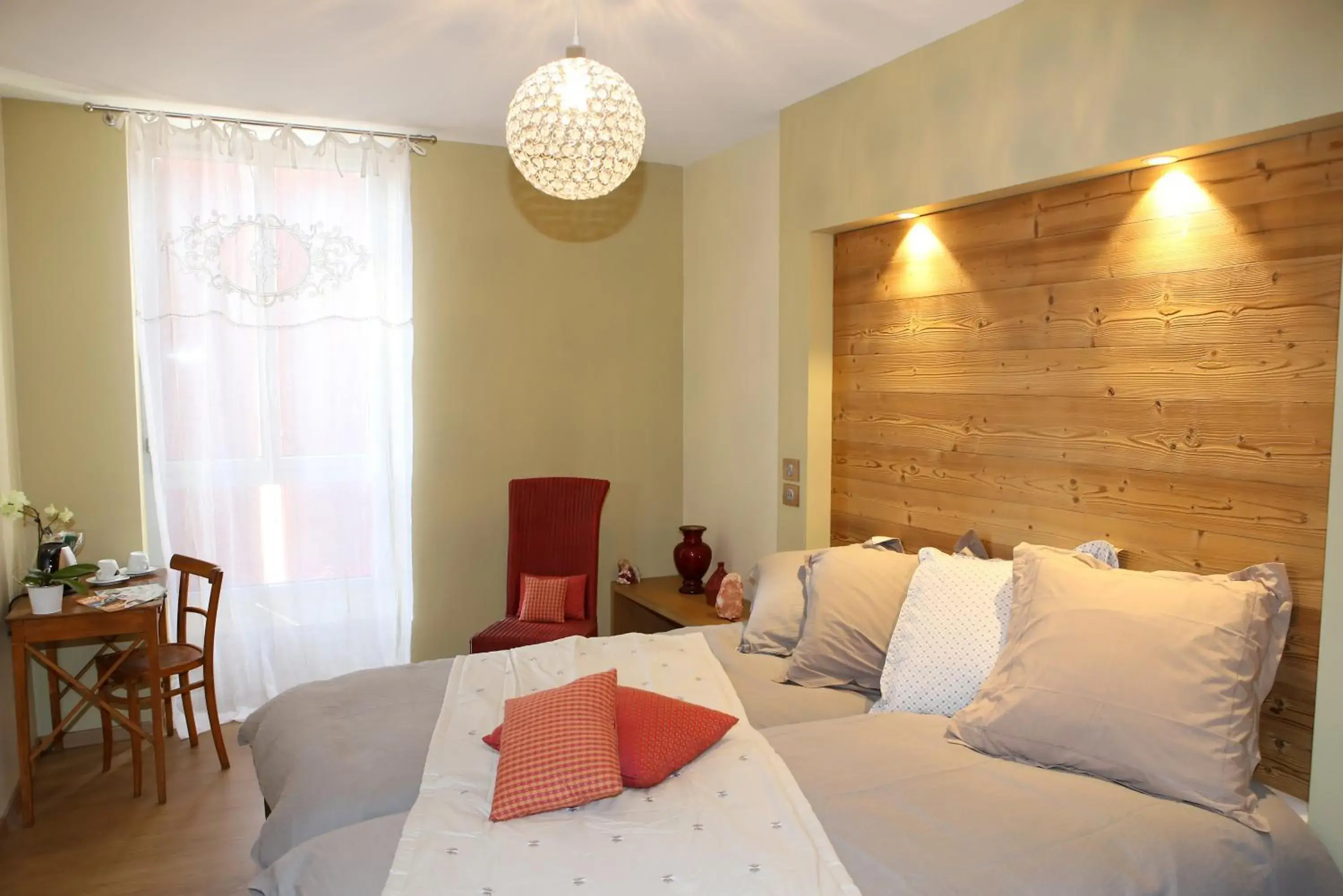 Twin Room with Shower in Aux Pierres Magiques Twin Room with Shower in Aux Pierres Magiques