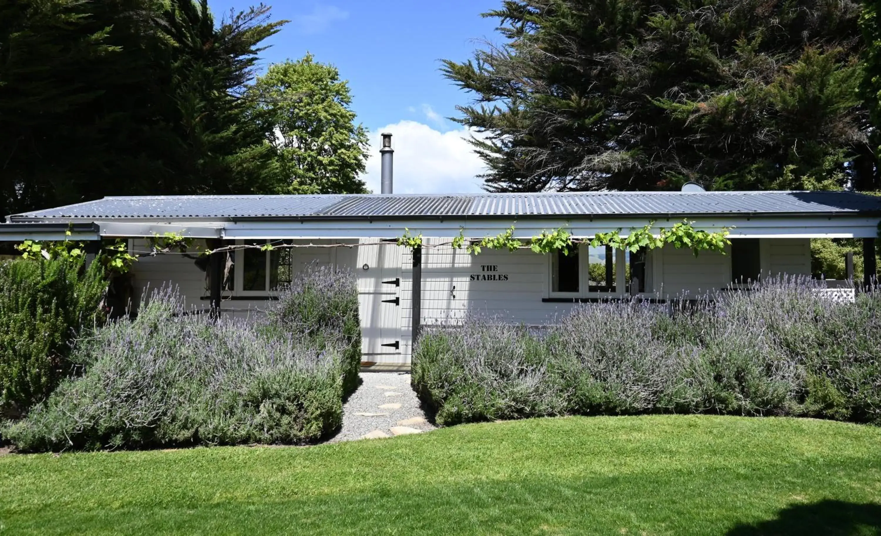 Deluxe Queen Room in St Leonards Vineyard Cottages Deluxe Queen Room in St Leonards Vineyard Cottages
