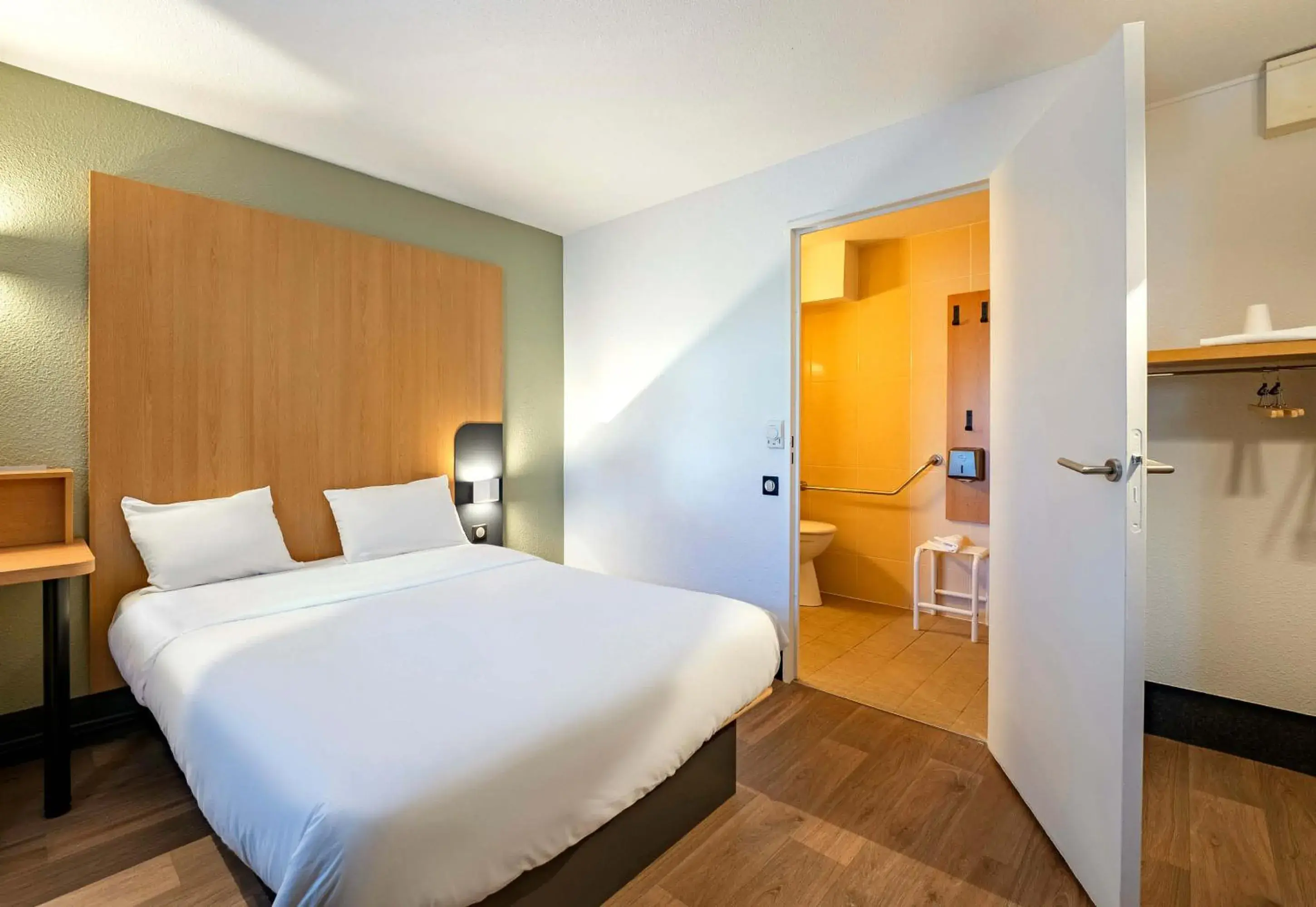 Double Room - Disability Access - Non-Smoking in B&B HOTEL Saint-Etienne La Terrasse Double Room - Disability Access - Non-Smoking in B&B HOTEL Saint-Etienne La Terrasse