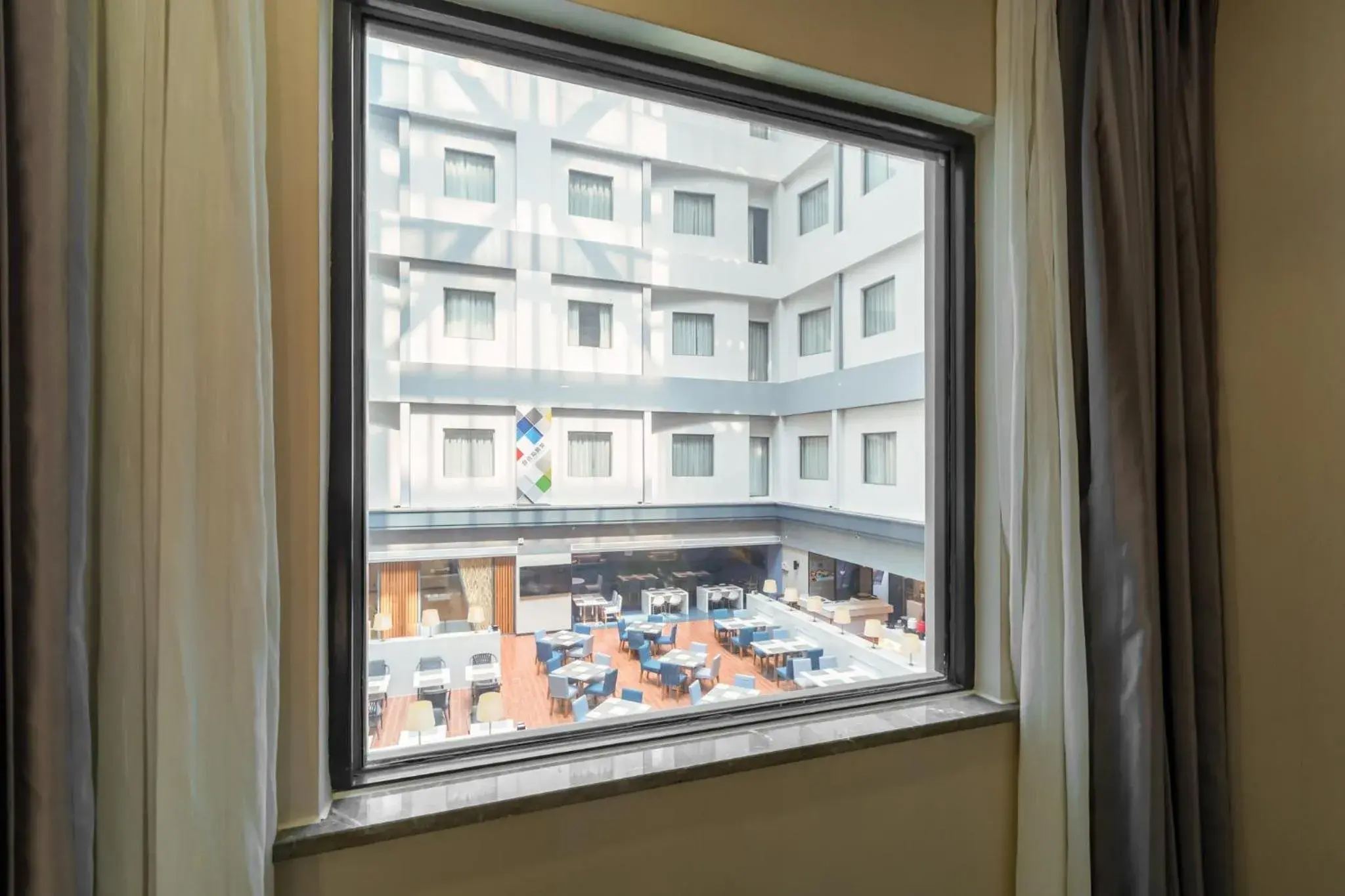 Queen Room with Atrium View in Holiday Inn Express Shenyang North Station by IHG Queen Room with Atrium View in Holiday Inn Express Shenyang North Station by IHG