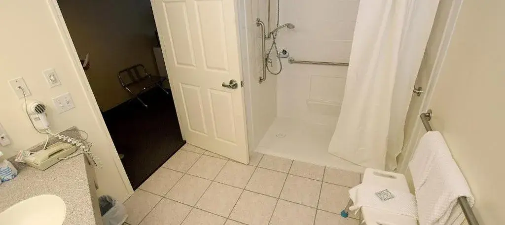 Queen Room - Disability Access in Lakeland Inn Hotel Queen Room - Disability Access in Lakeland Inn Hotel