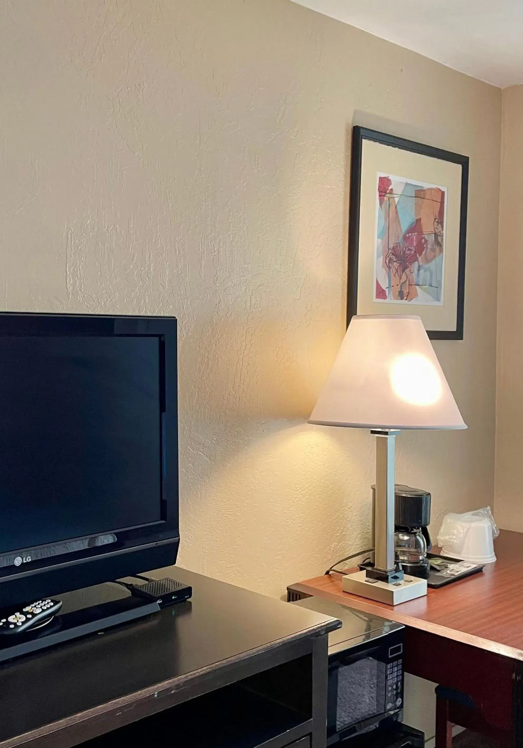 King Room with Pool View in Red Bluff Inn King Room with Pool View in Red Bluff Inn