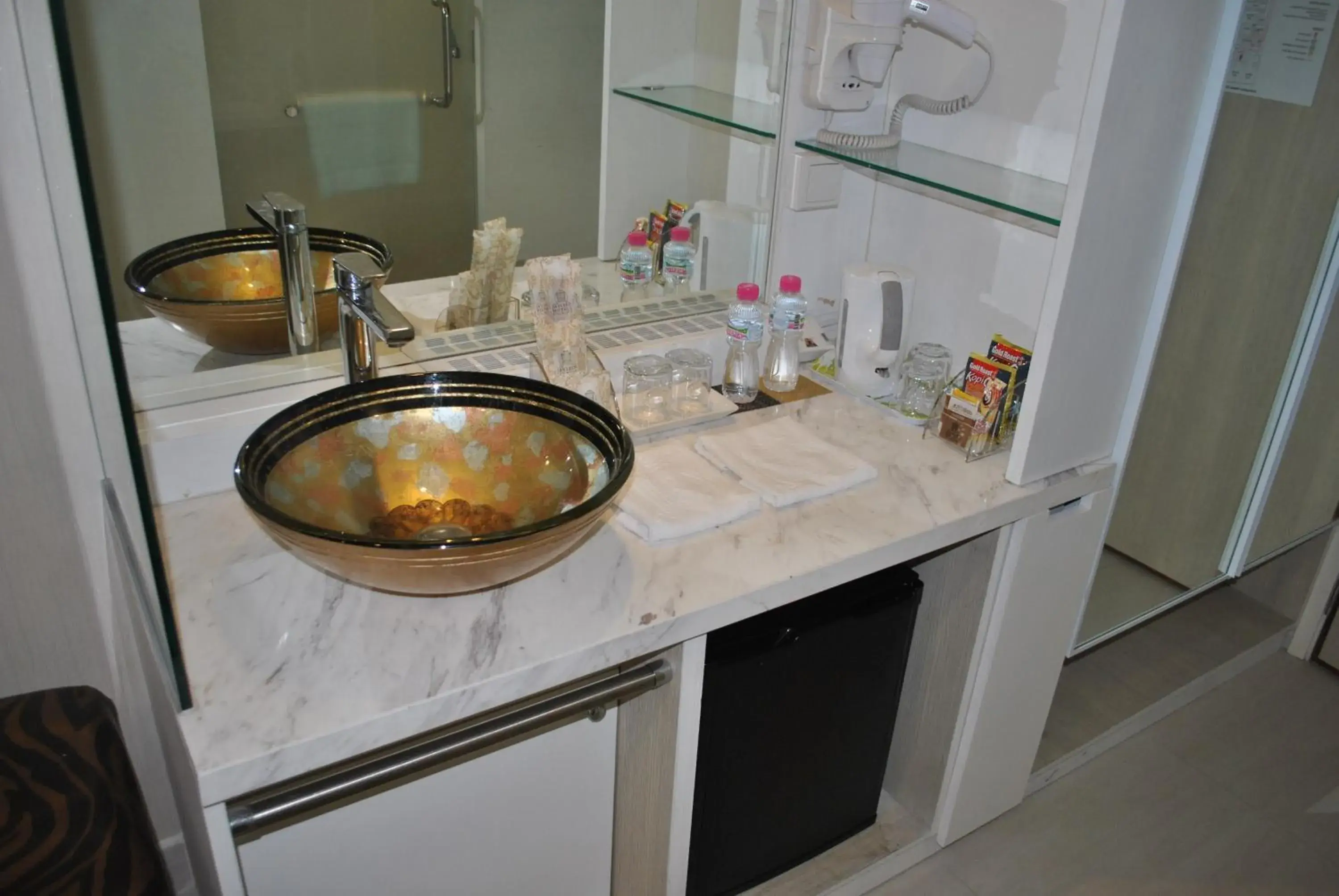 Deluxe (1 Queen + 1 Single) in Jayleen Clarke Quay Hotel Deluxe (1 Queen + 1 Single) in Jayleen Clarke Quay Hotel