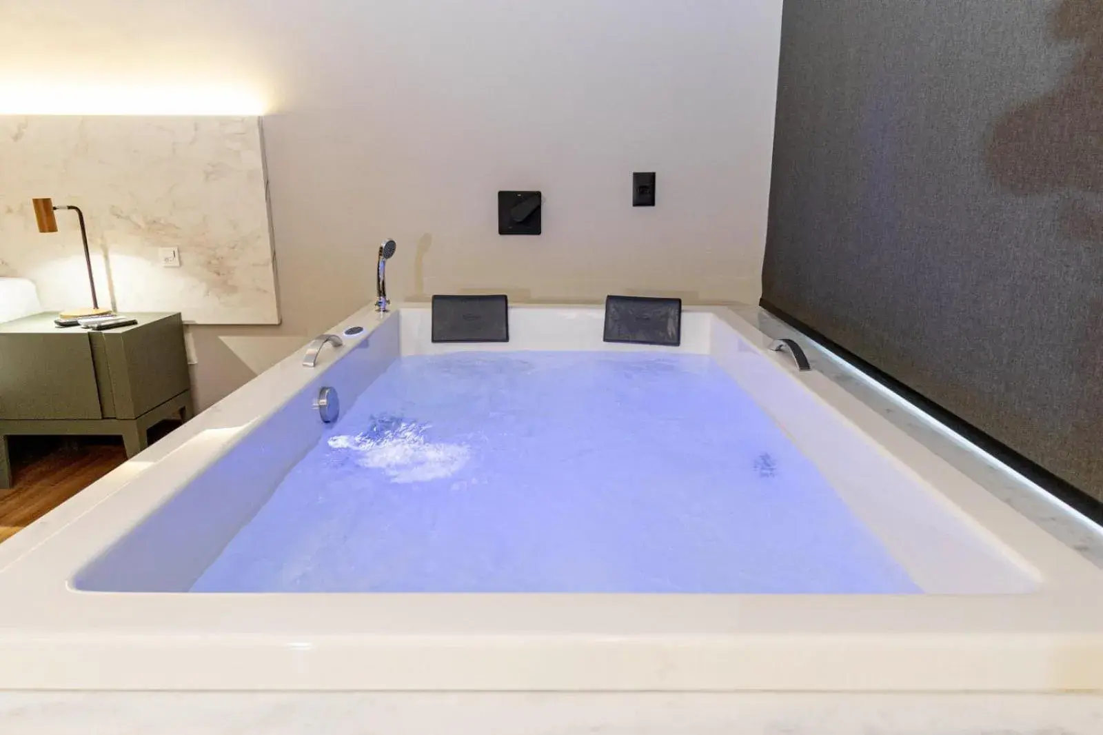 Suite with Hot Tub in Ingleses Park Hotel Suite with Hot Tub in Ingleses Park Hotel