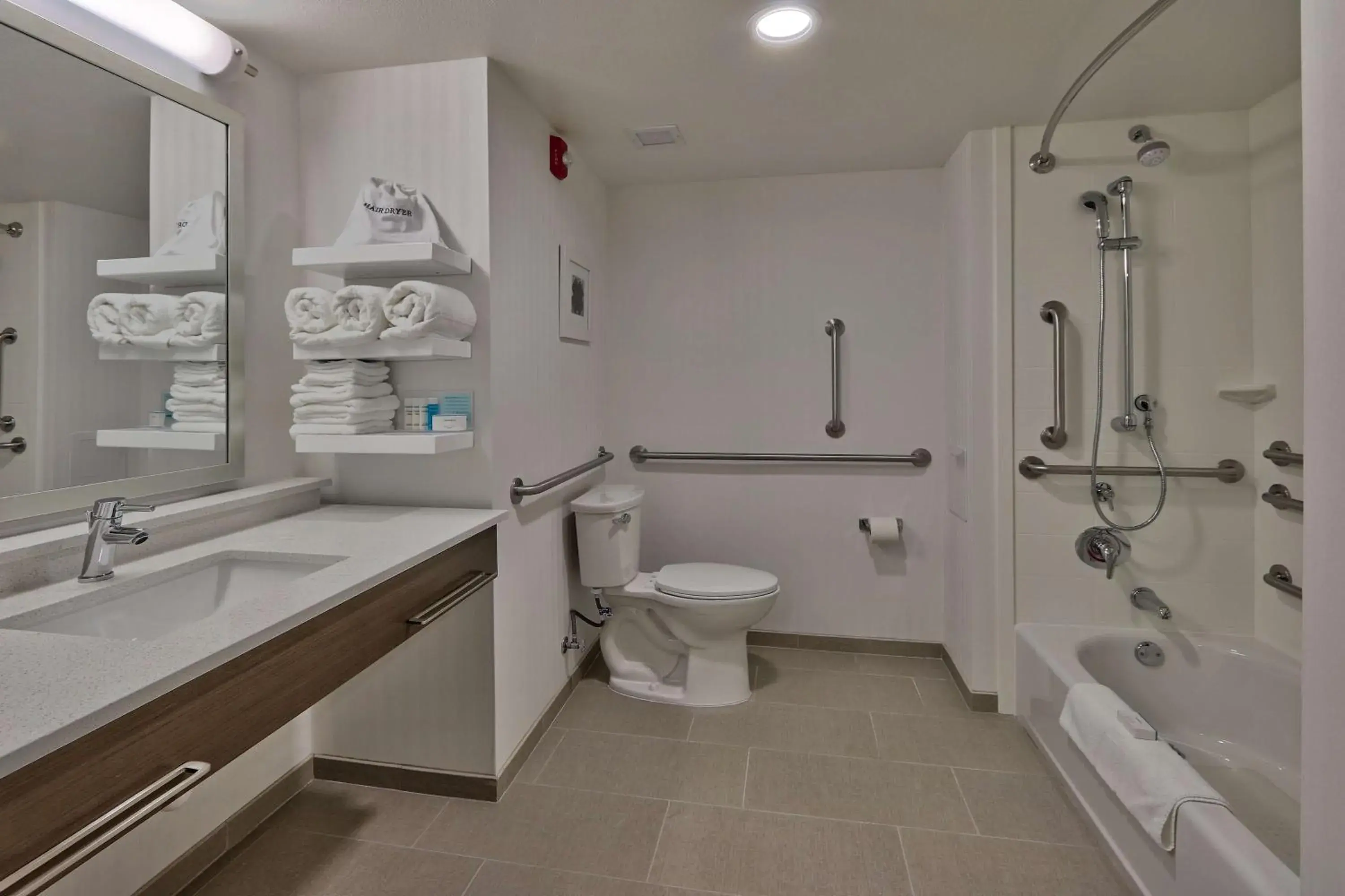 King Room with Accessible Tub - Mobility and Hearing Access/Non-Smoking in Hampton Inn & Suites Artesia King Room with Accessible Tub - Mobility and Hearing Access/Non-Smoking in Hampton Inn & Suites Artesia
