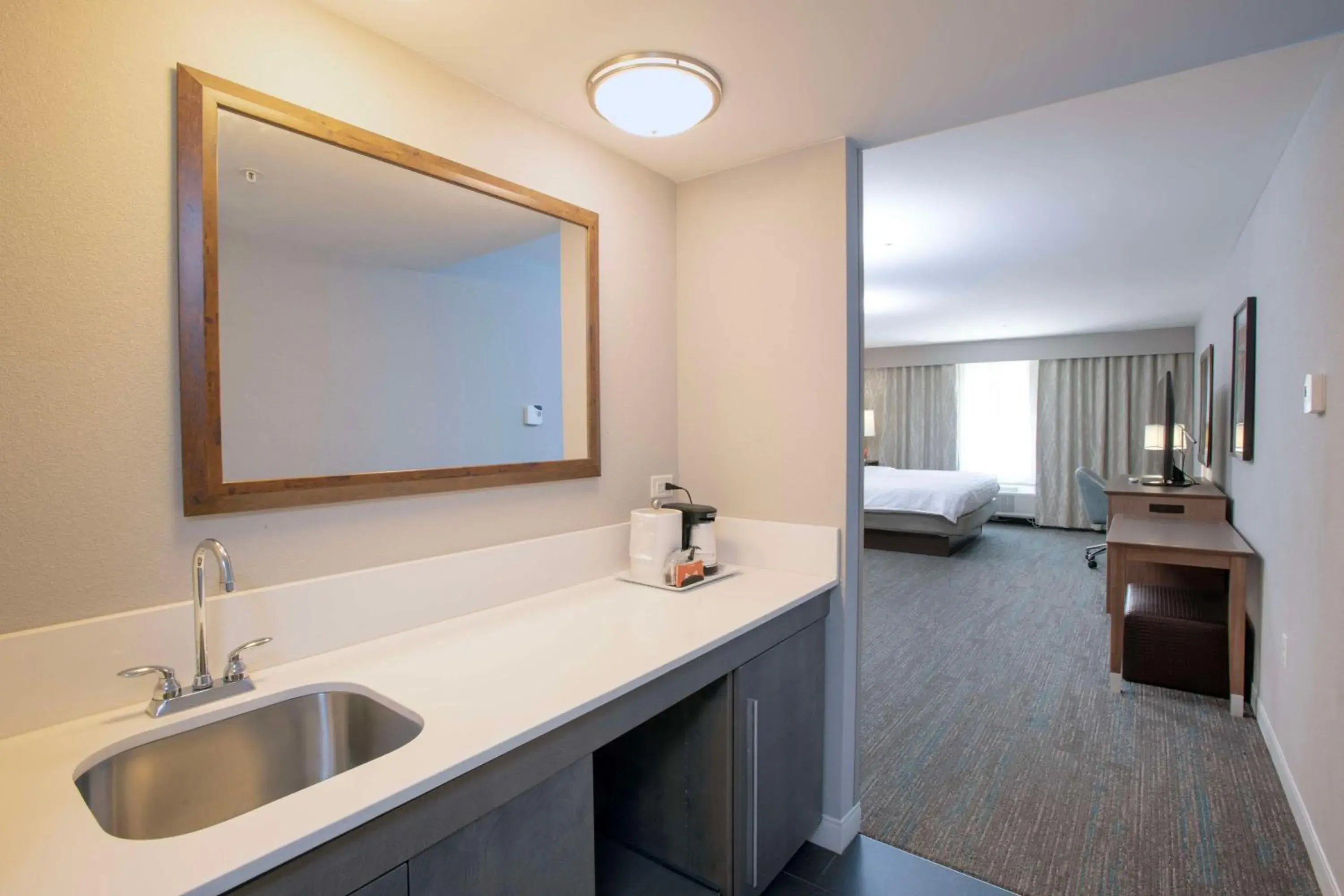 King Studio Suite with Sofa Bed - Hearing Access/Non-Smoking in Hampton Inn & Suites - Cincinnati/Kenwood, OH King Studio Suite with Sofa Bed - Hearing Access/Non-Smoking in Hampton Inn & Suites - Cincinnati/Kenwood, OH