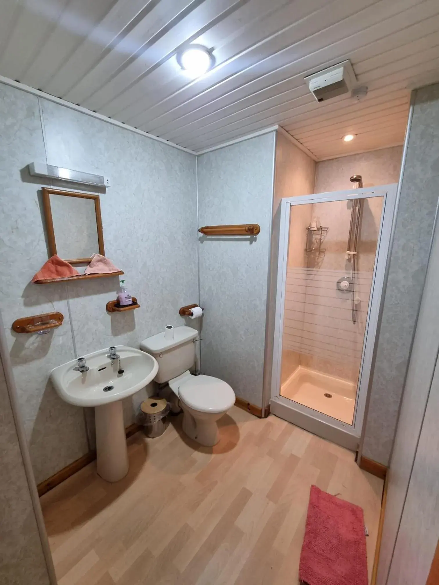 Standard Twin Room Private External Bathroom in The Jays Guest House Standard Twin Room Private External Bathroom in The Jays Guest House