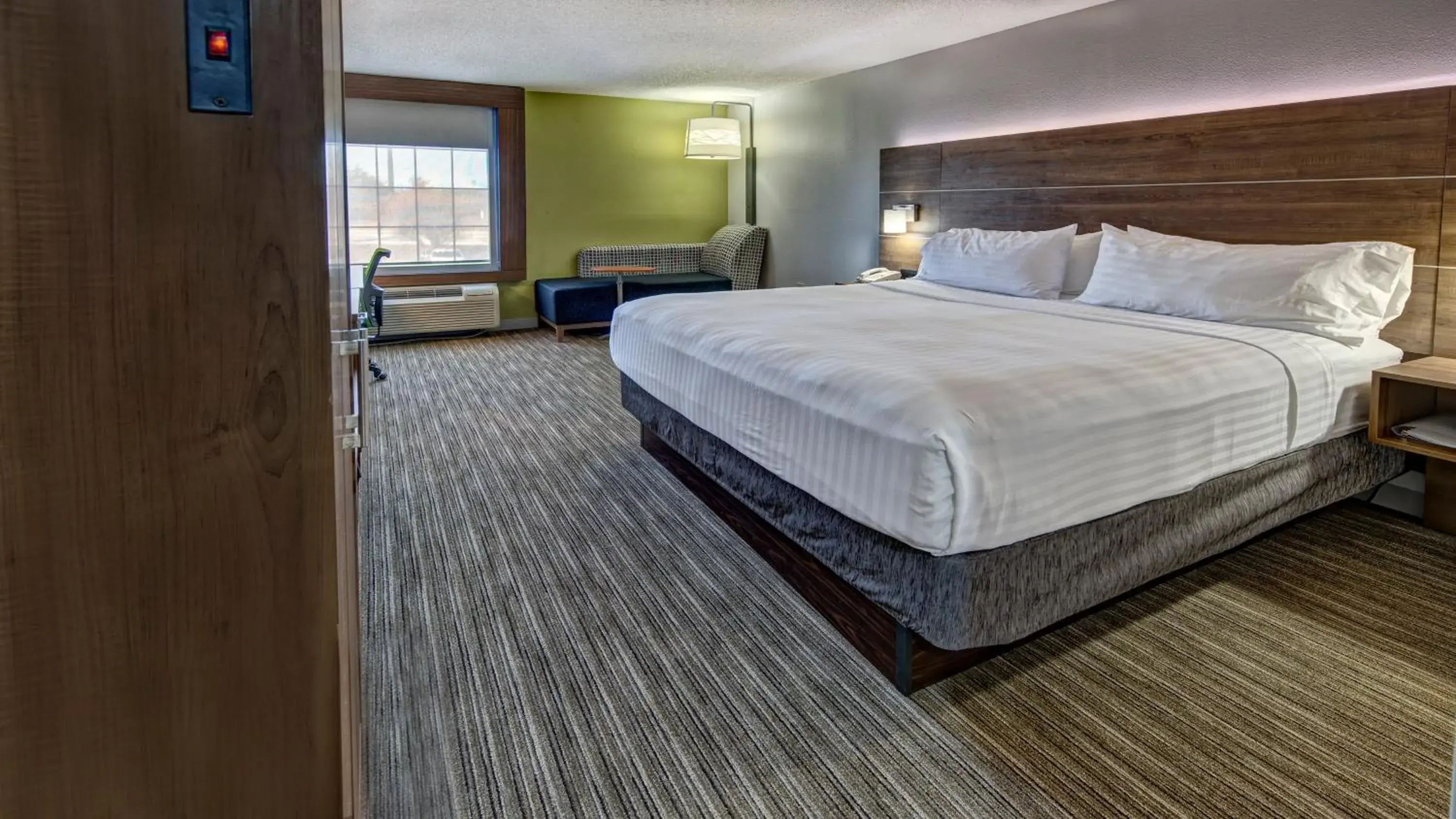 Standard King Room in Holiday Inn Express & Suites Crossville by IHG Standard King Room in Holiday Inn Express & Suites Crossville by IHG