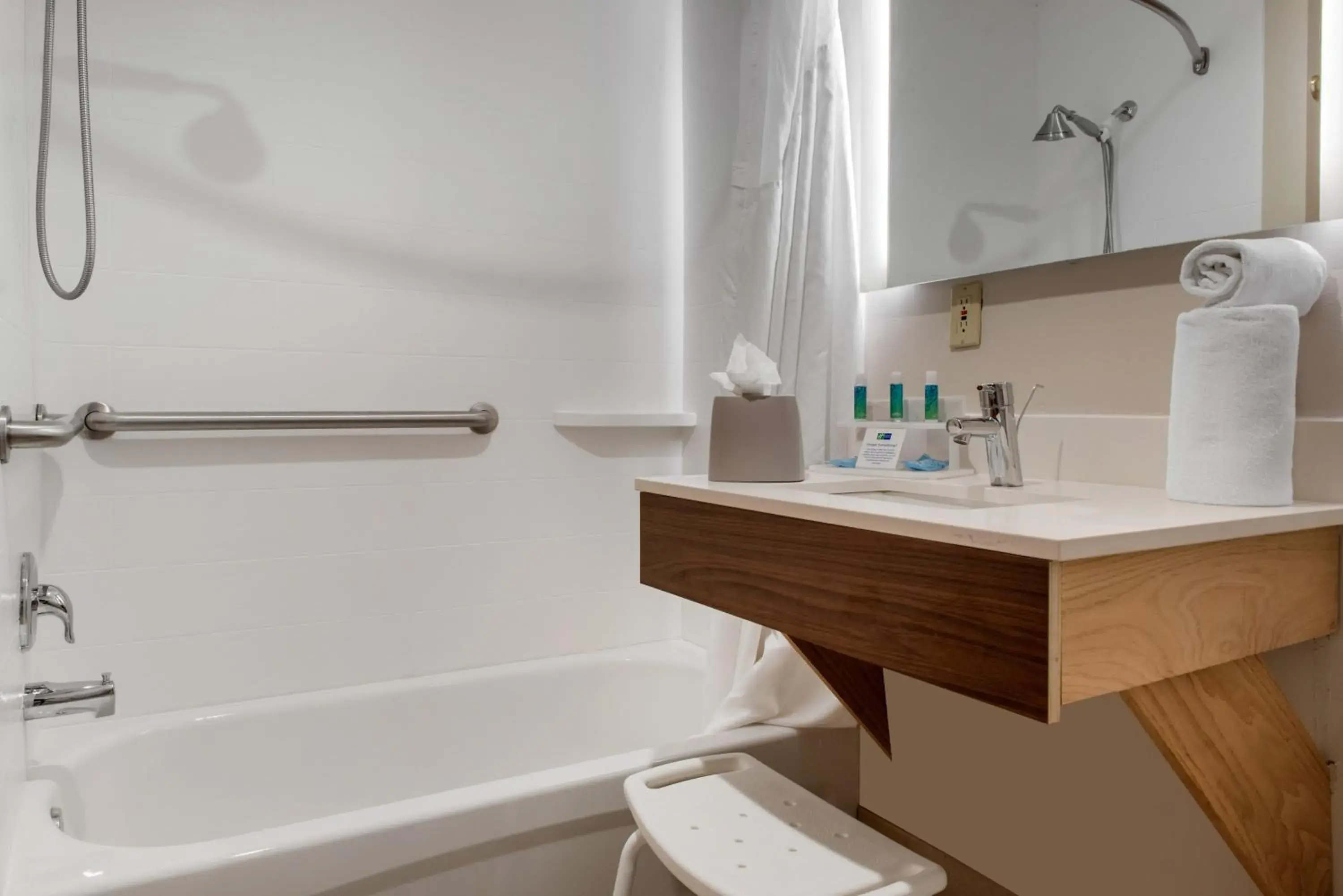 Executive King Room - Disability Access Tub/Non-Smoking in Holiday Inn Express & Suites Harrison by IHG Executive King Room - Disability Access Tub/Non-Smoking in Holiday Inn Express & Suites Harrison by IHG