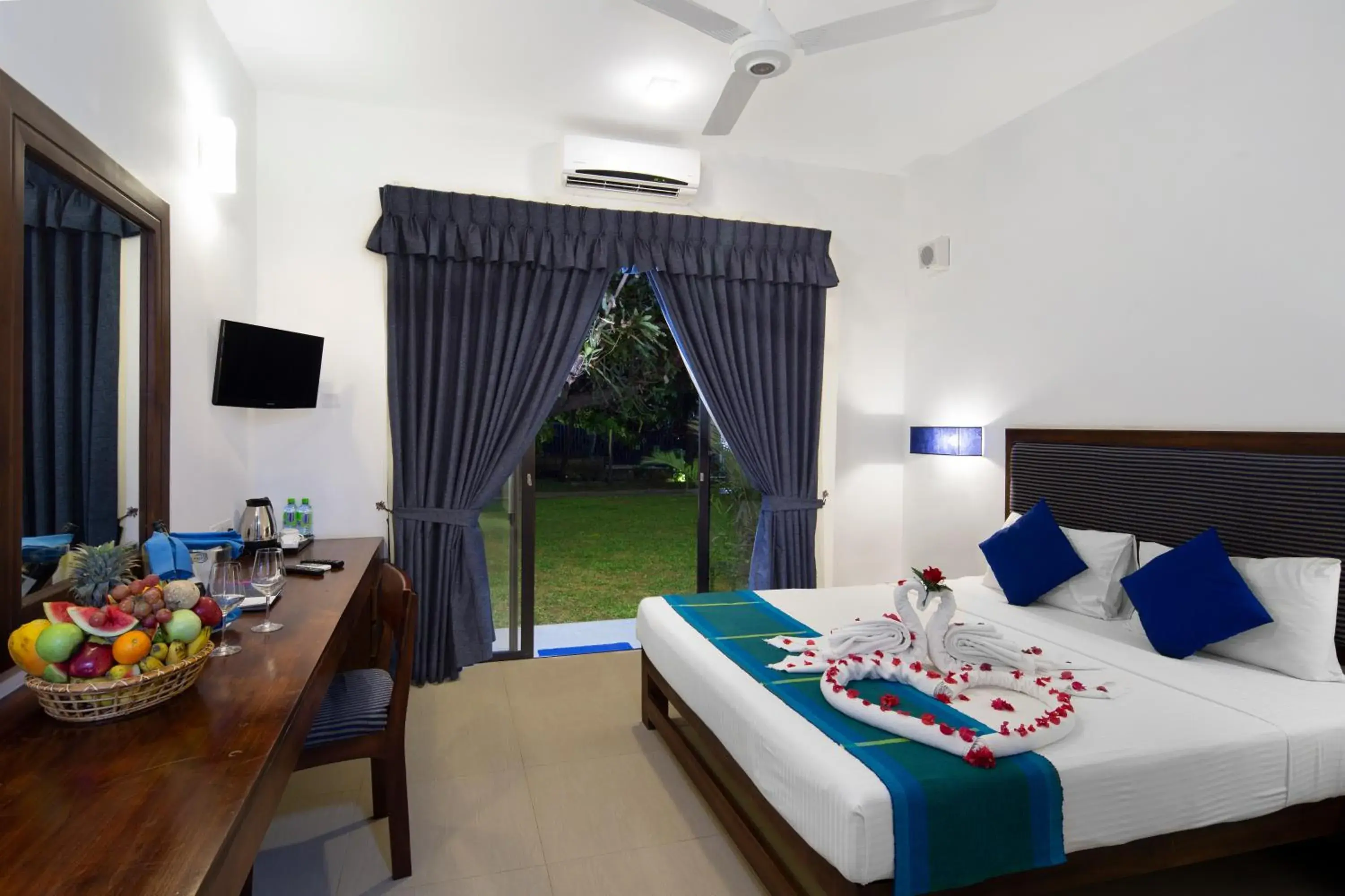 Deluxe Double or Twin Room with Balcony - single occupancy in The Blue Wave Hotel Deluxe Double or Twin Room with Balcony - single occupancy in The Blue Wave Hotel
