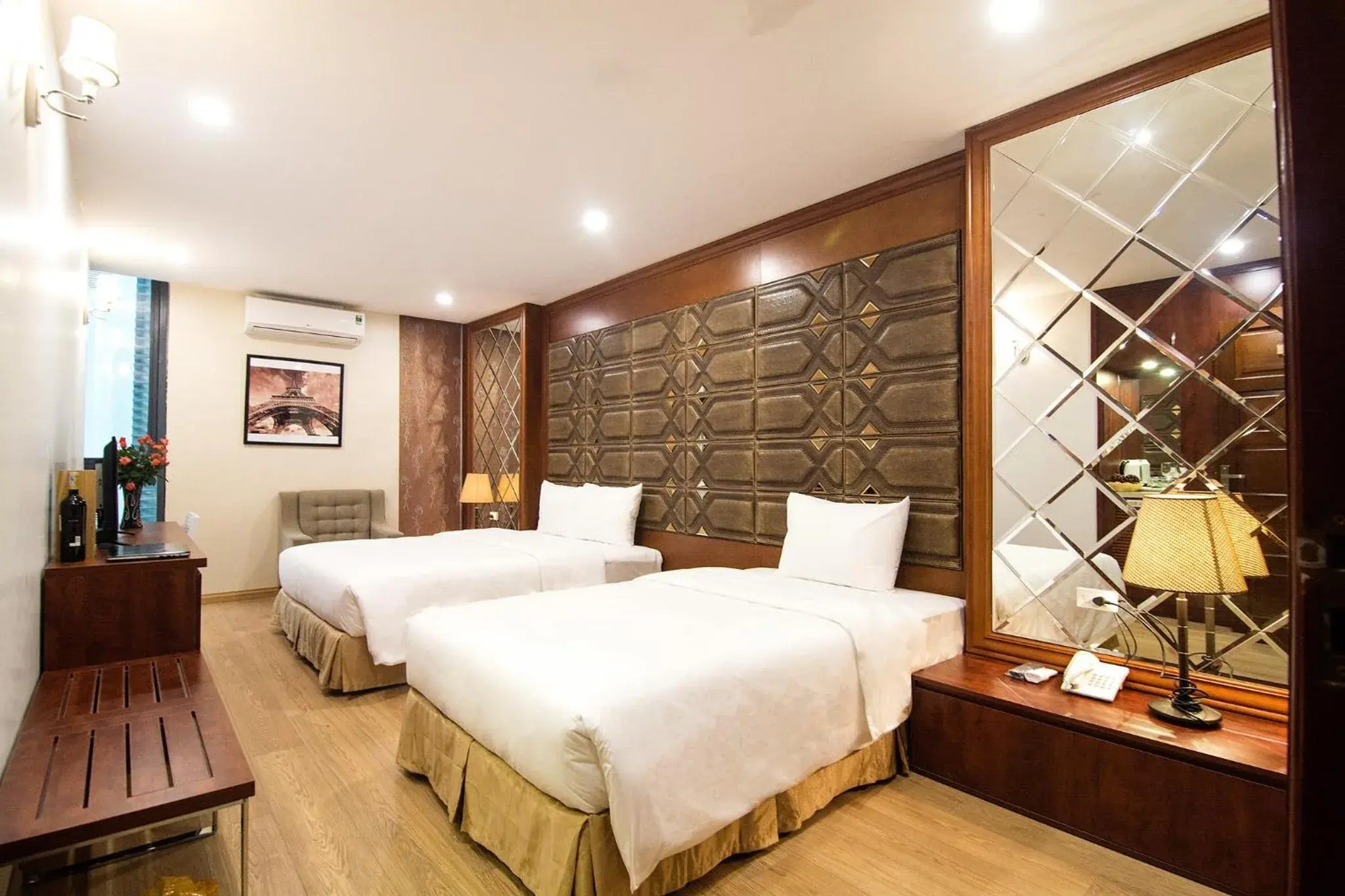 Twin Room with View in Canary Ha Noi Hotel Twin Room with View in Canary Ha Noi Hotel