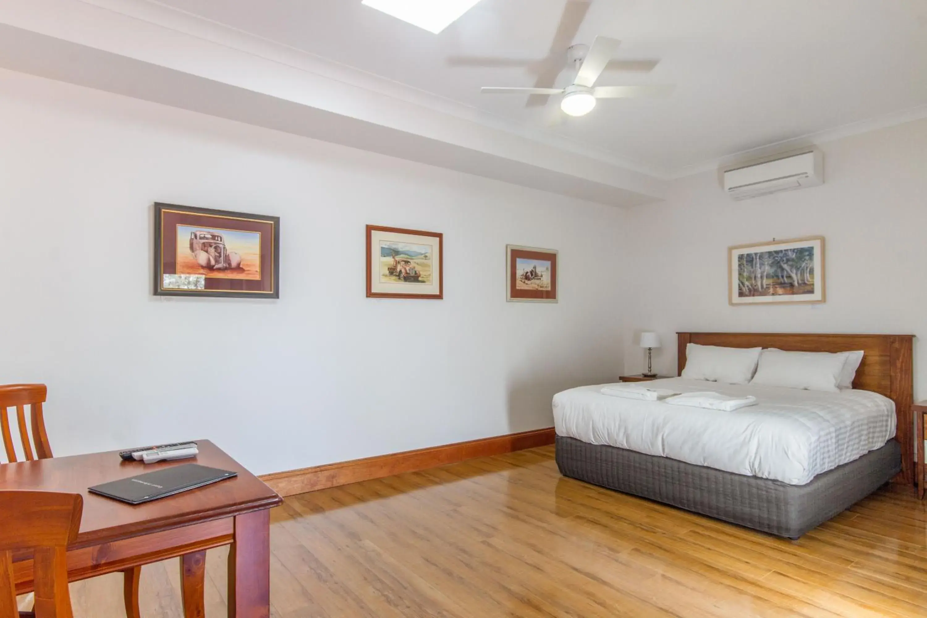 King Room in Birdwood Motel King Room in Birdwood Motel