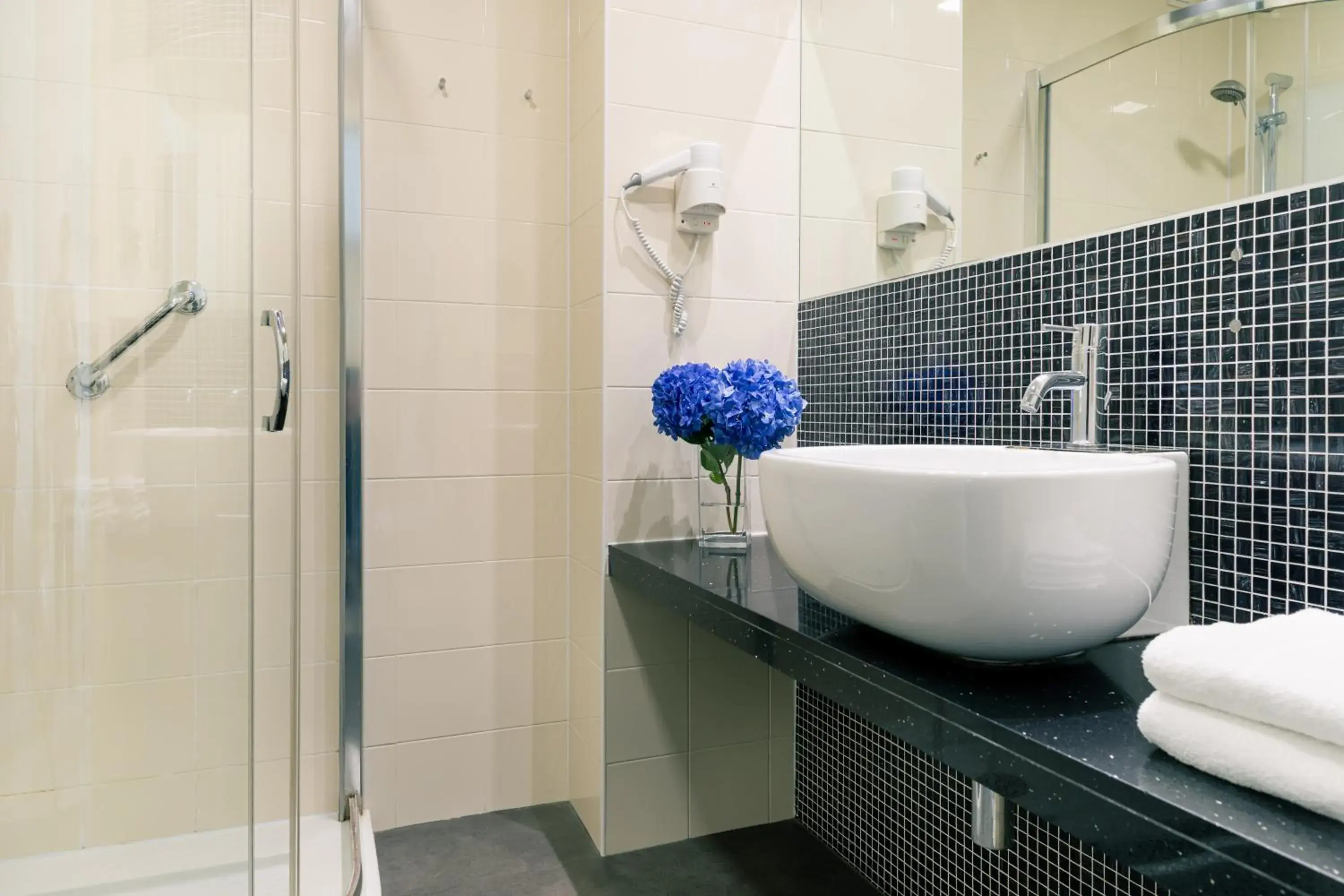 Superior Double or Twin Room in MICHELINO 75 by the Sydney Hotel Superior Double or Twin Room in MICHELINO 75 by the Sydney Hotel