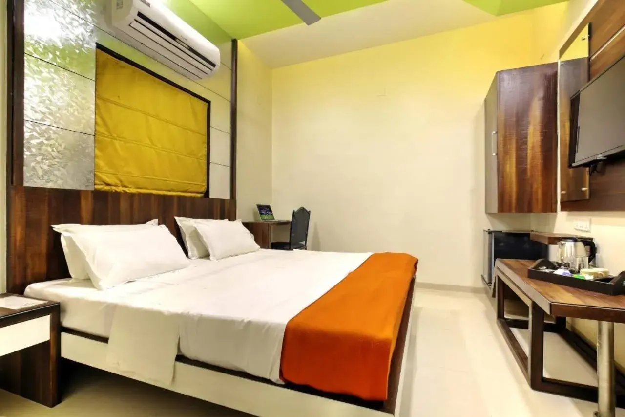 Super Deluxe Double Room with Fan in Hotel Lonavla Super Deluxe Double Room with Fan in Hotel Lonavla