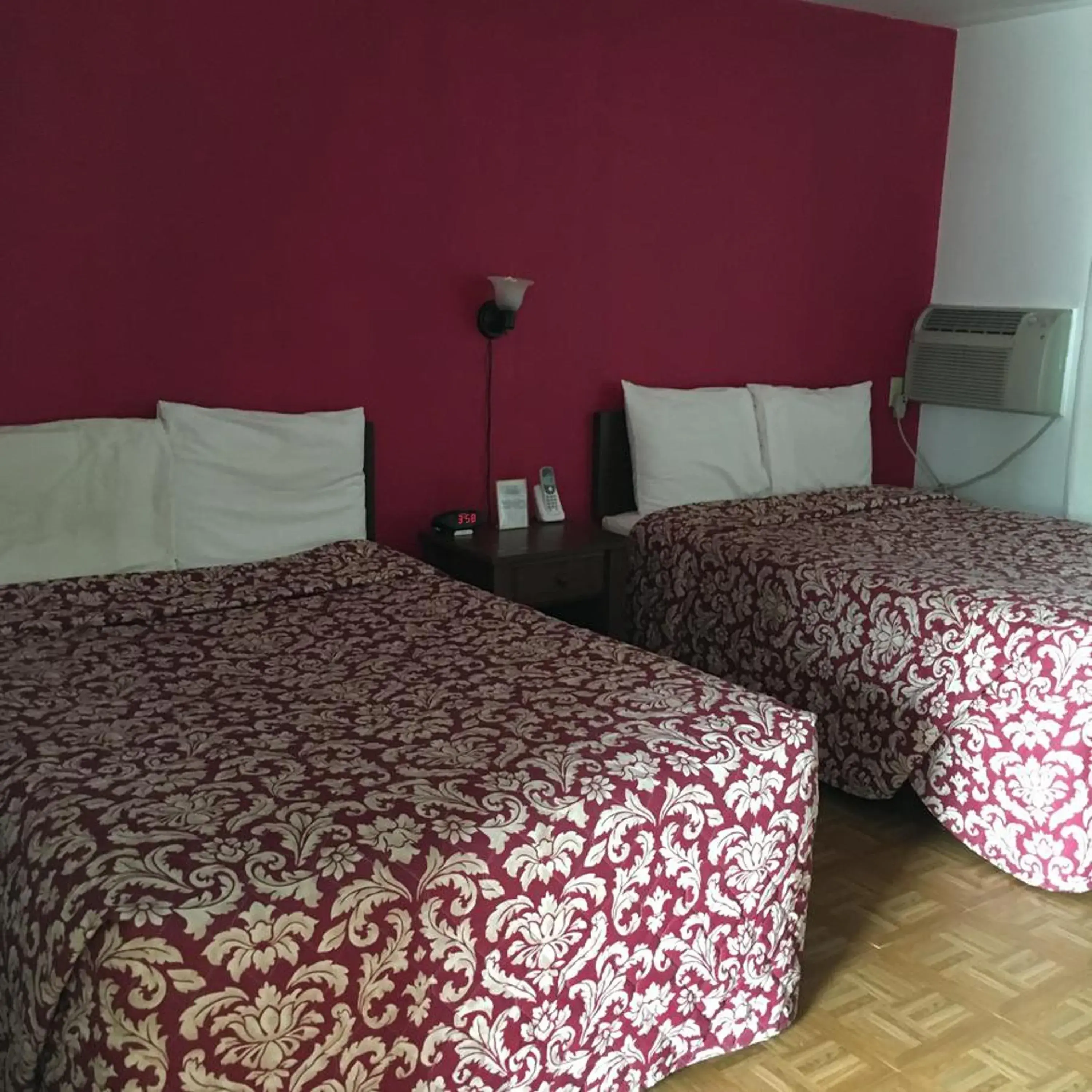 Budget Double Room in Tarragon Motel Budget Double Room in Tarragon Motel