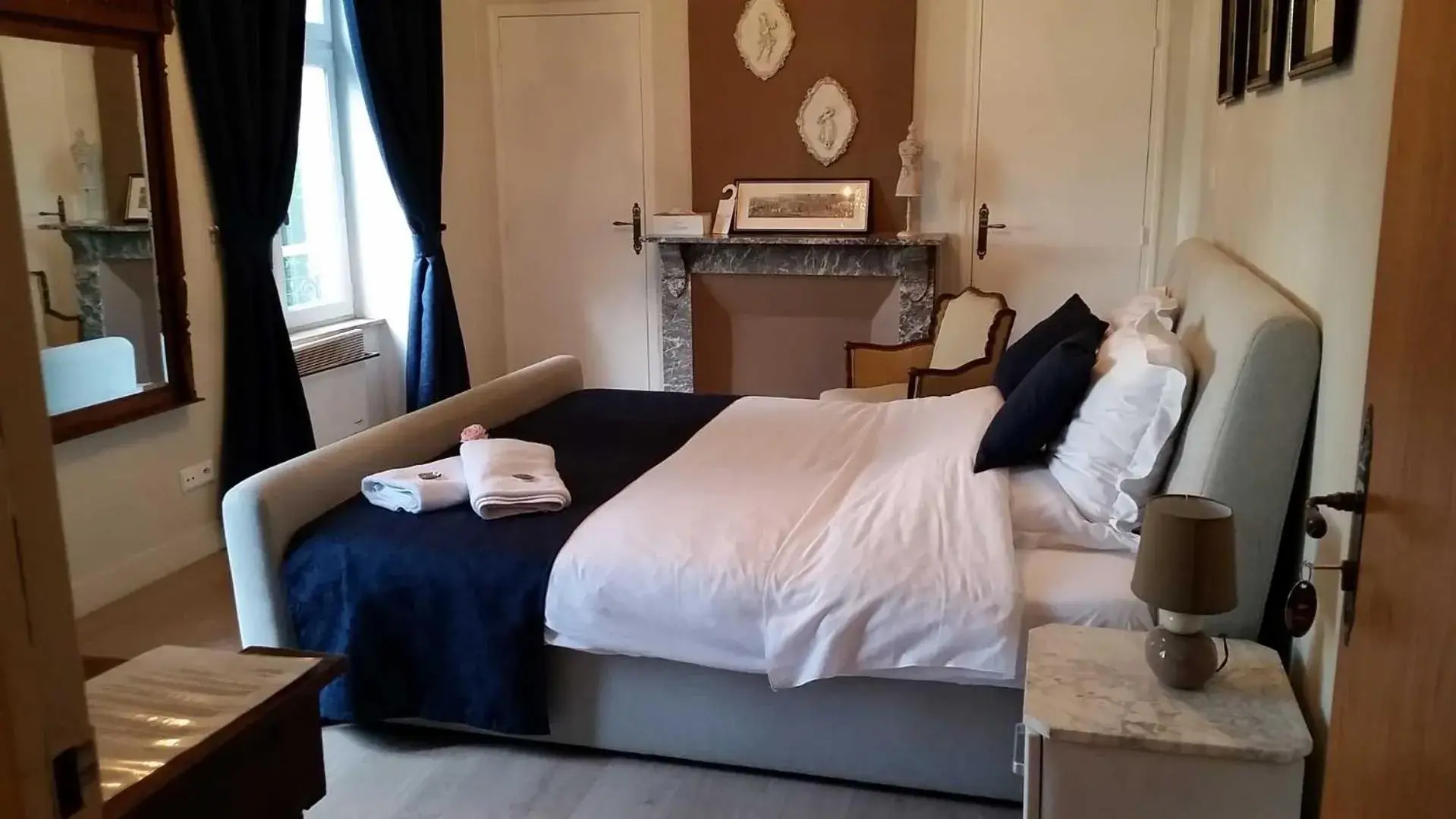 Family Room with Lake View - single occupancy in Château de l'Aviette Family Room with Lake View - single occupancy in Château de l'Aviette