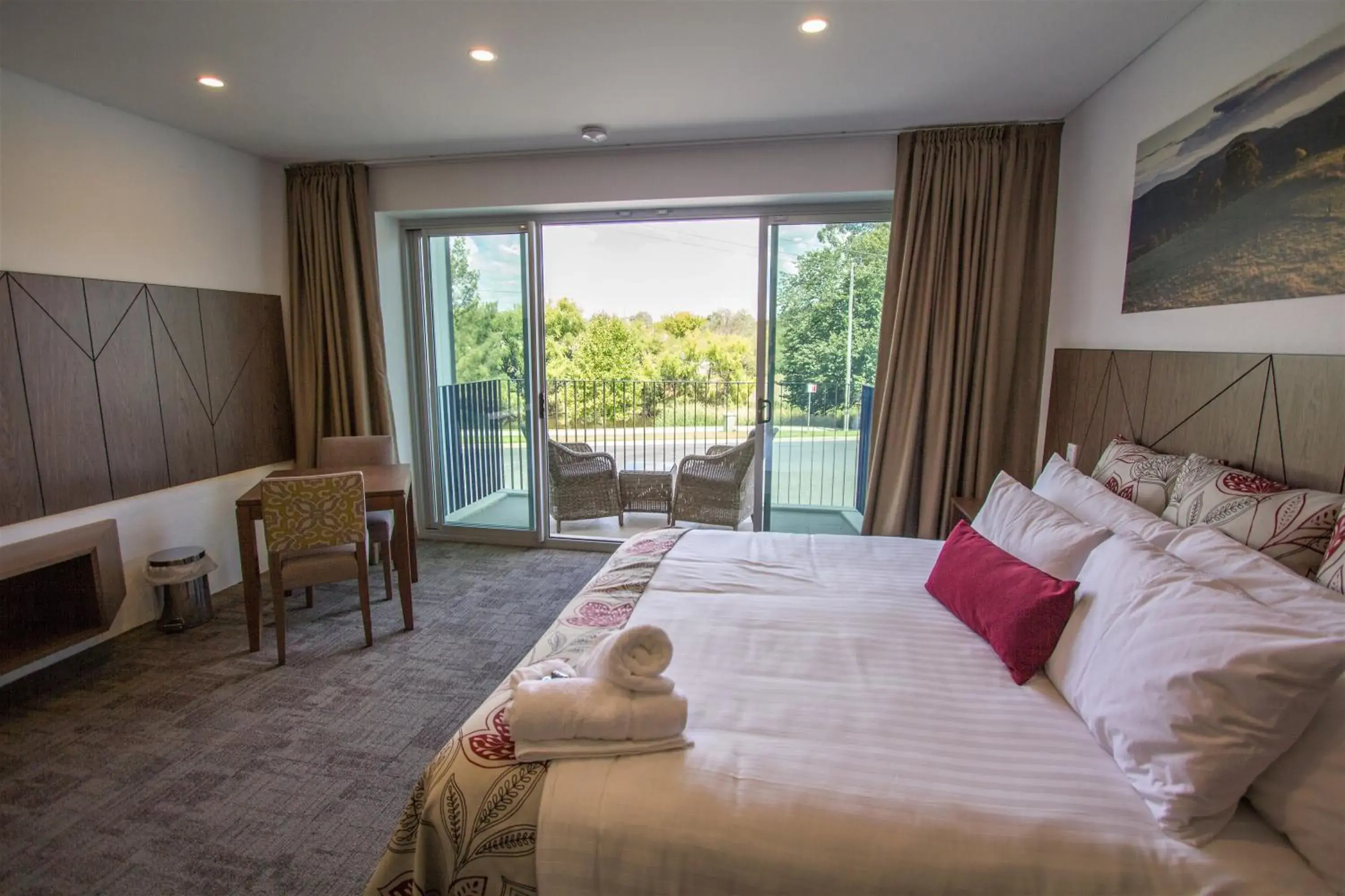 Superior King Room with Balcony - single occupancy in Young Federation Motor Inn and Services Club Superior King Room with Balcony - single occupancy in Young Federation Motor Inn and Services Club
