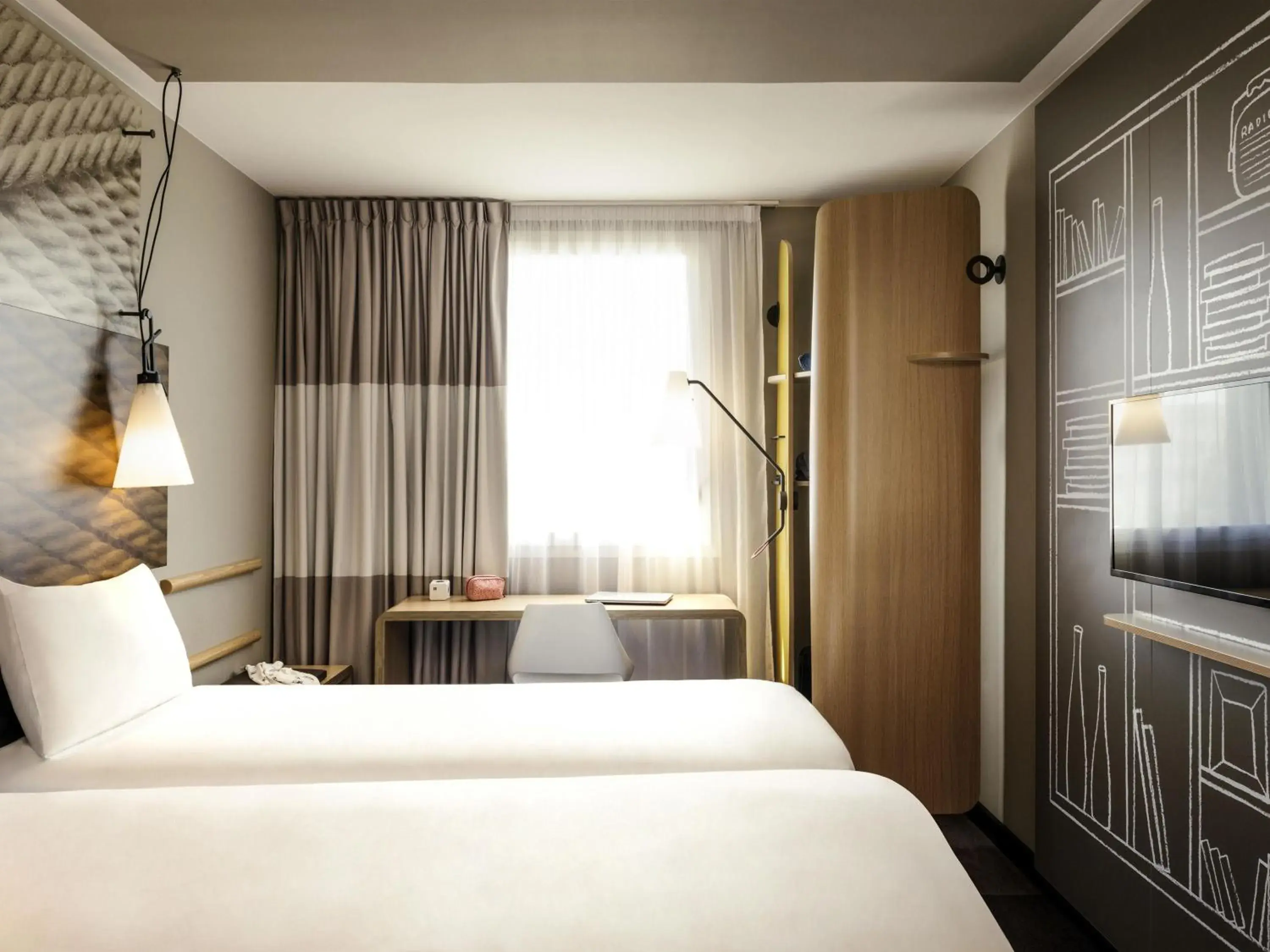 Standard Double Room with Sofa Bed in ibis Saint Quentin en Yvelines - Vélodrome Standard Double Room with Sofa Bed in ibis Saint Quentin en Yvelines - Vélodrome