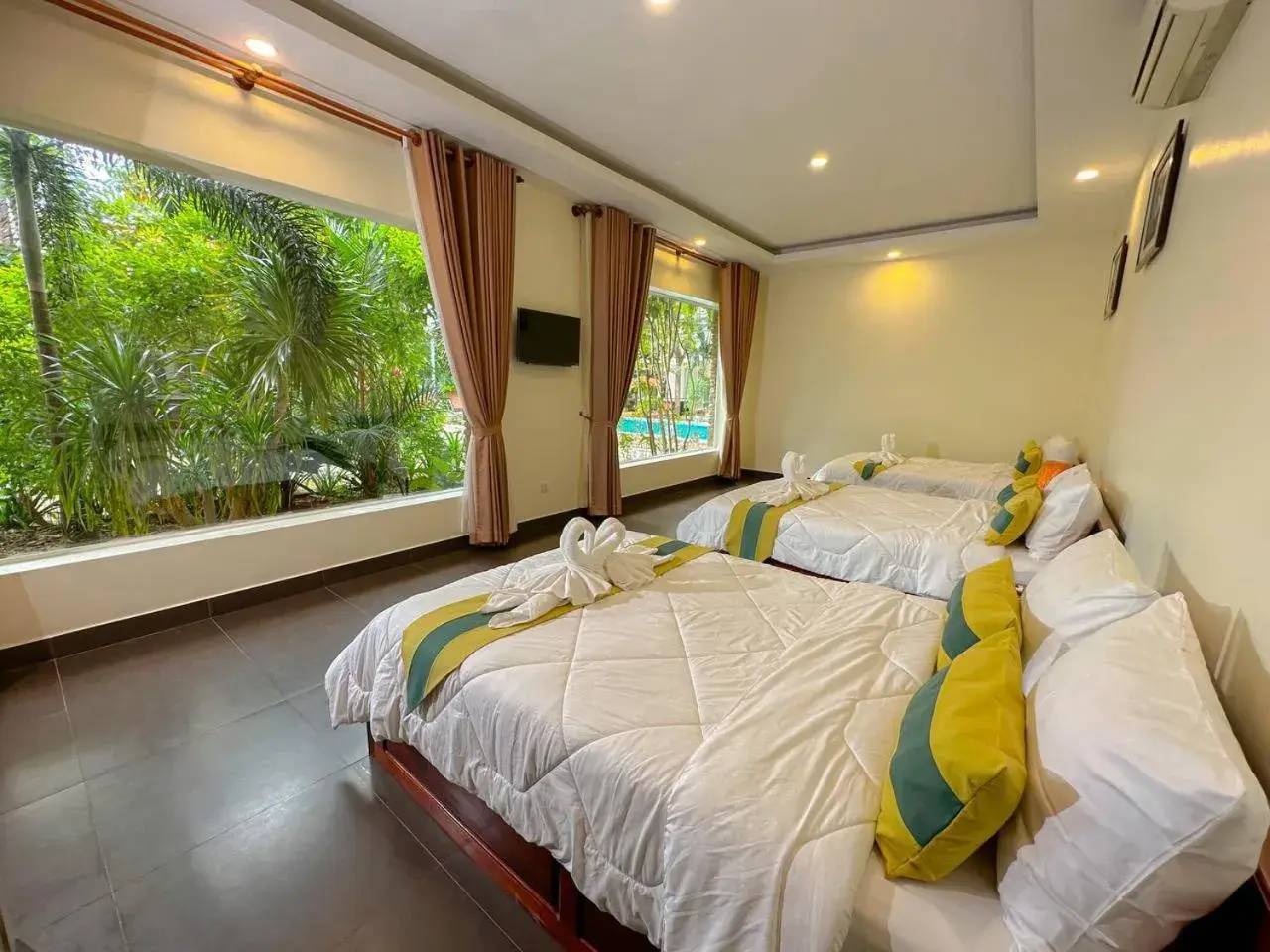 Triple Room with Pool View in Summer Resort Triple Room with Pool View in Summer Resort