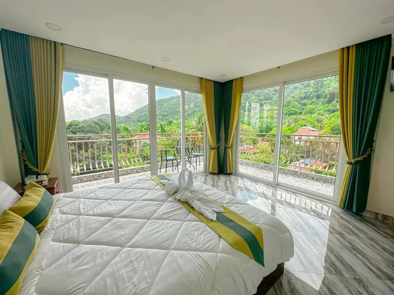 Double Room with Mountain View in Summer Resort Double Room with Mountain View in Summer Resort