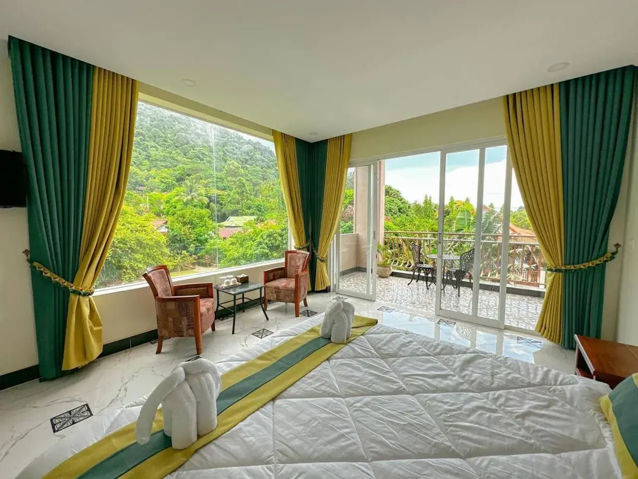 Deluxe Queen Room in Summer Resort Deluxe Queen Room in Summer Resort