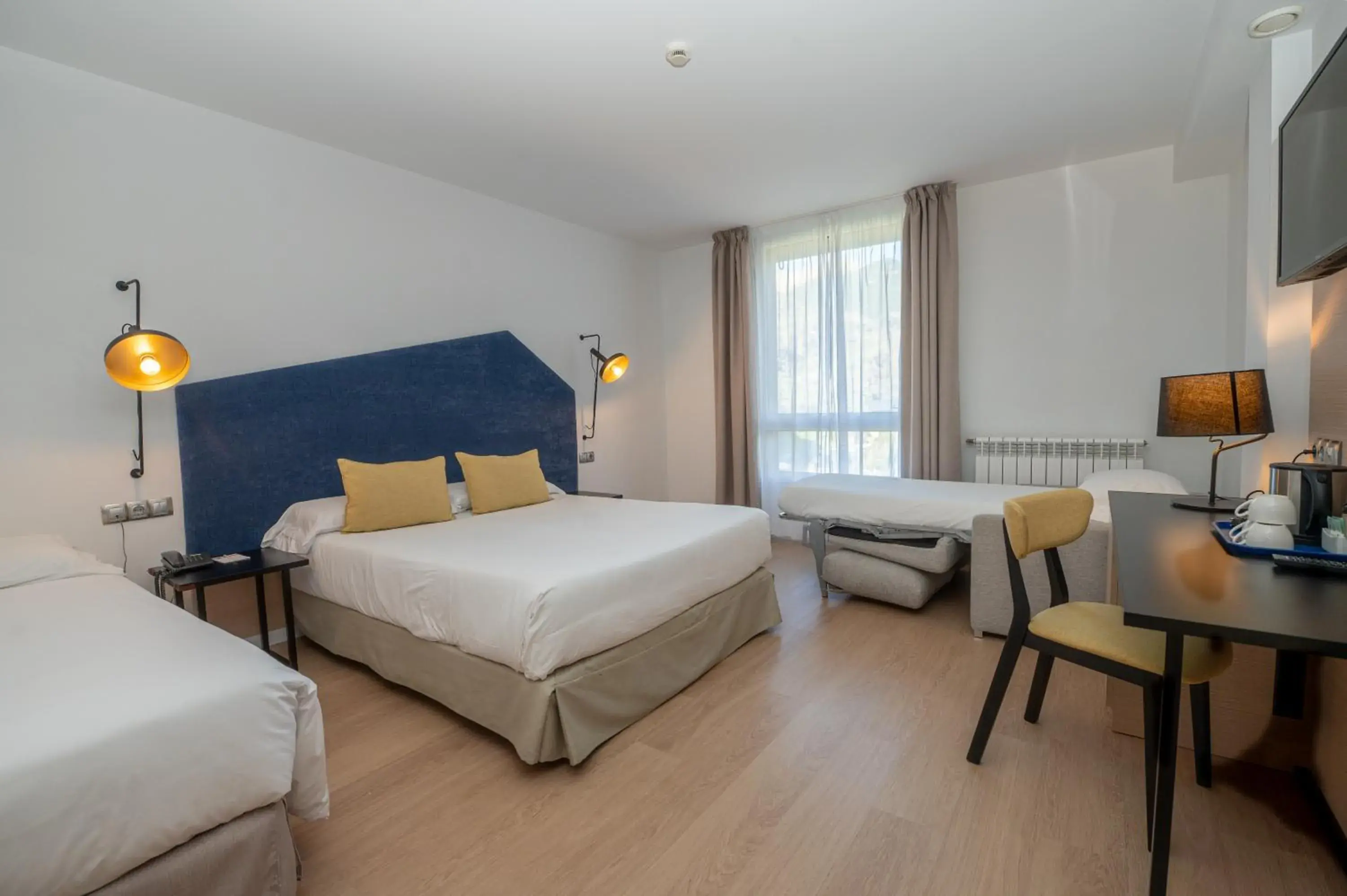 Quadruple Room in Hotel Roc Meler Quadruple Room in Hotel Roc Meler