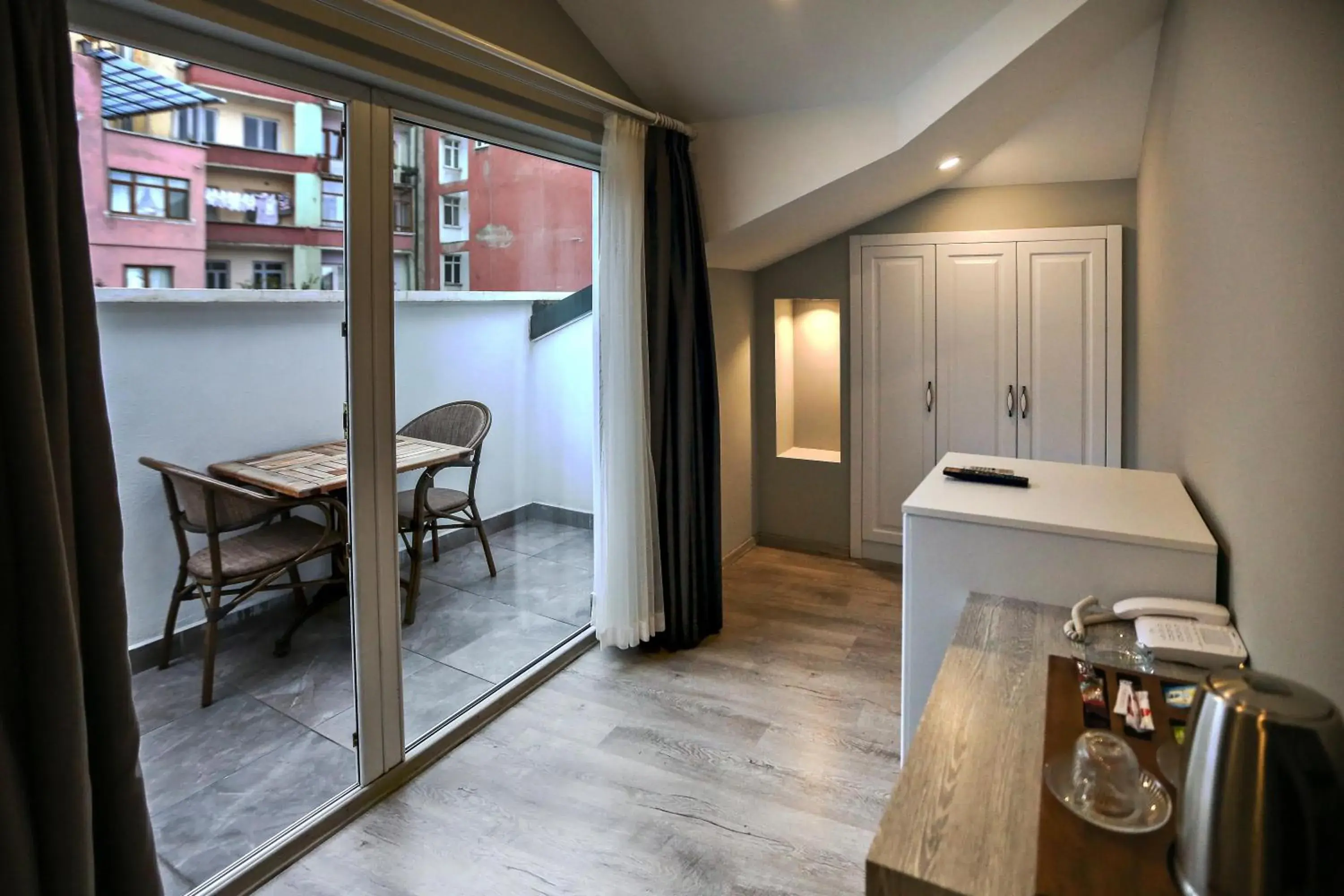 Standard Double Room with Balcony in Doa Suite Hotel Standard Double Room with Balcony in Doa Suite Hotel