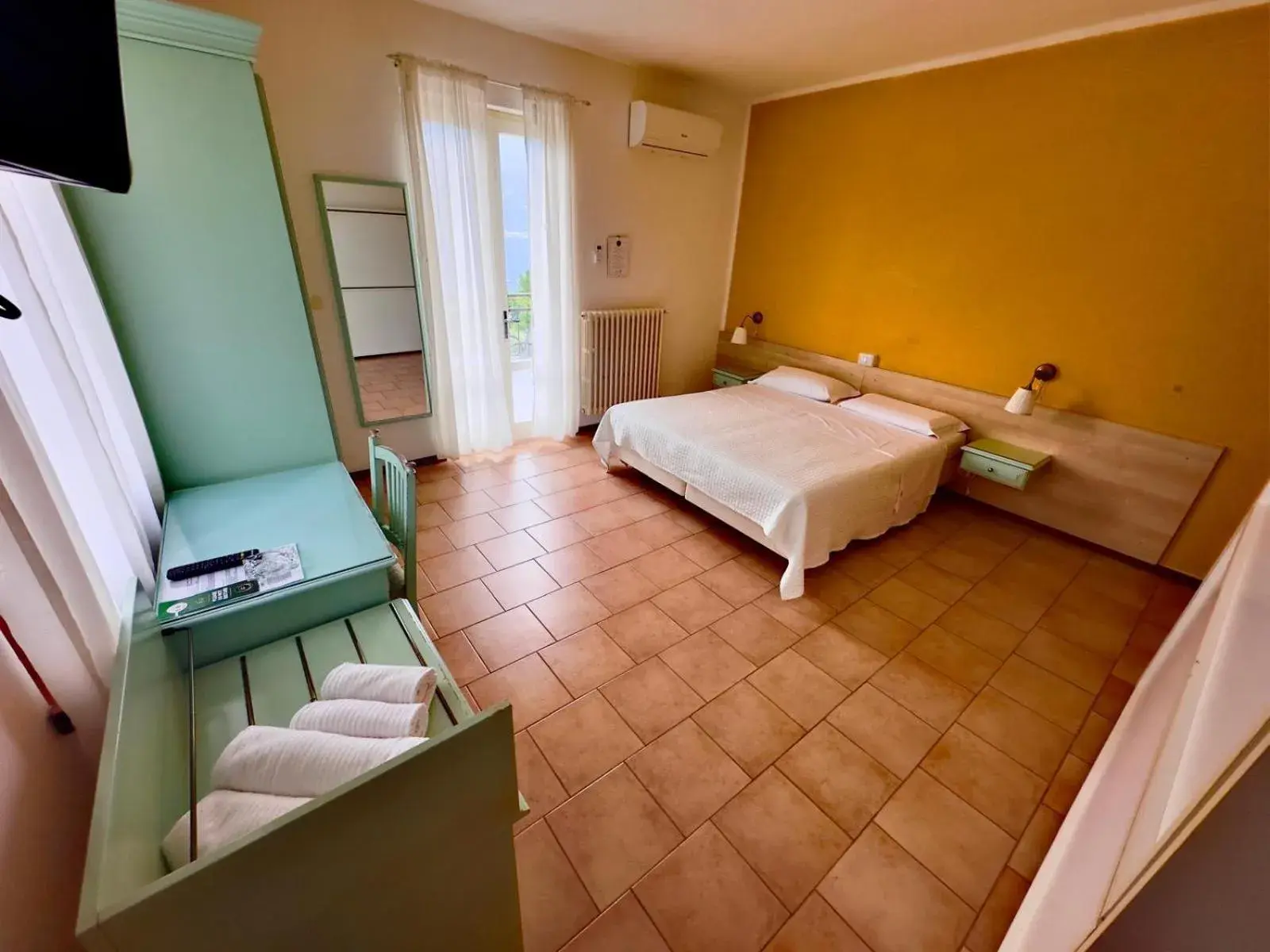 Family Room with Balcony and Lake View in Hotel Silvana Garnì Family Room with Balcony and Lake View in Hotel Silvana Garnì