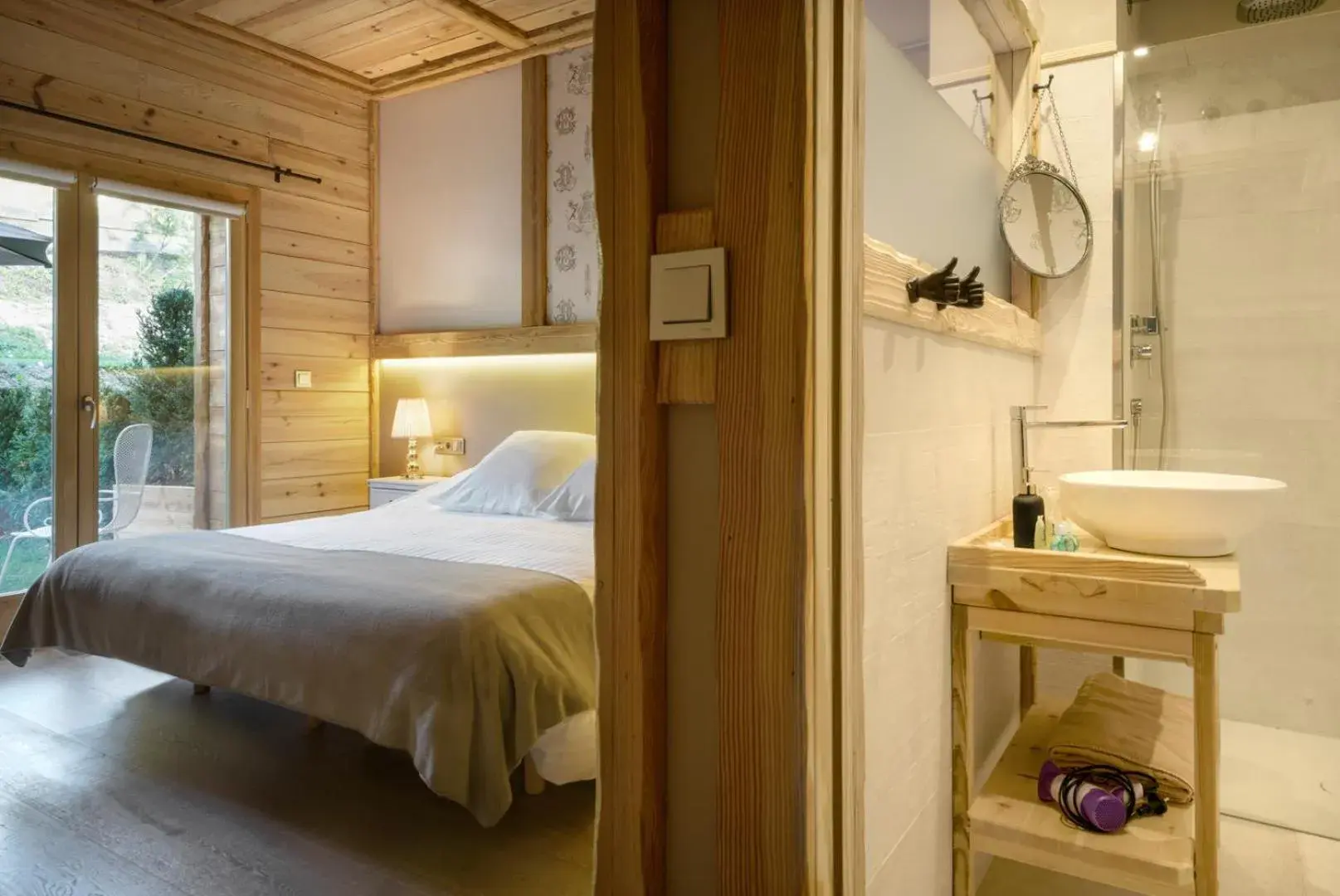 Superior Double or Twin Room with Garden View in Hotel Viñas de Lárrede Superior Double or Twin Room with Garden View in Hotel Viñas de Lárrede