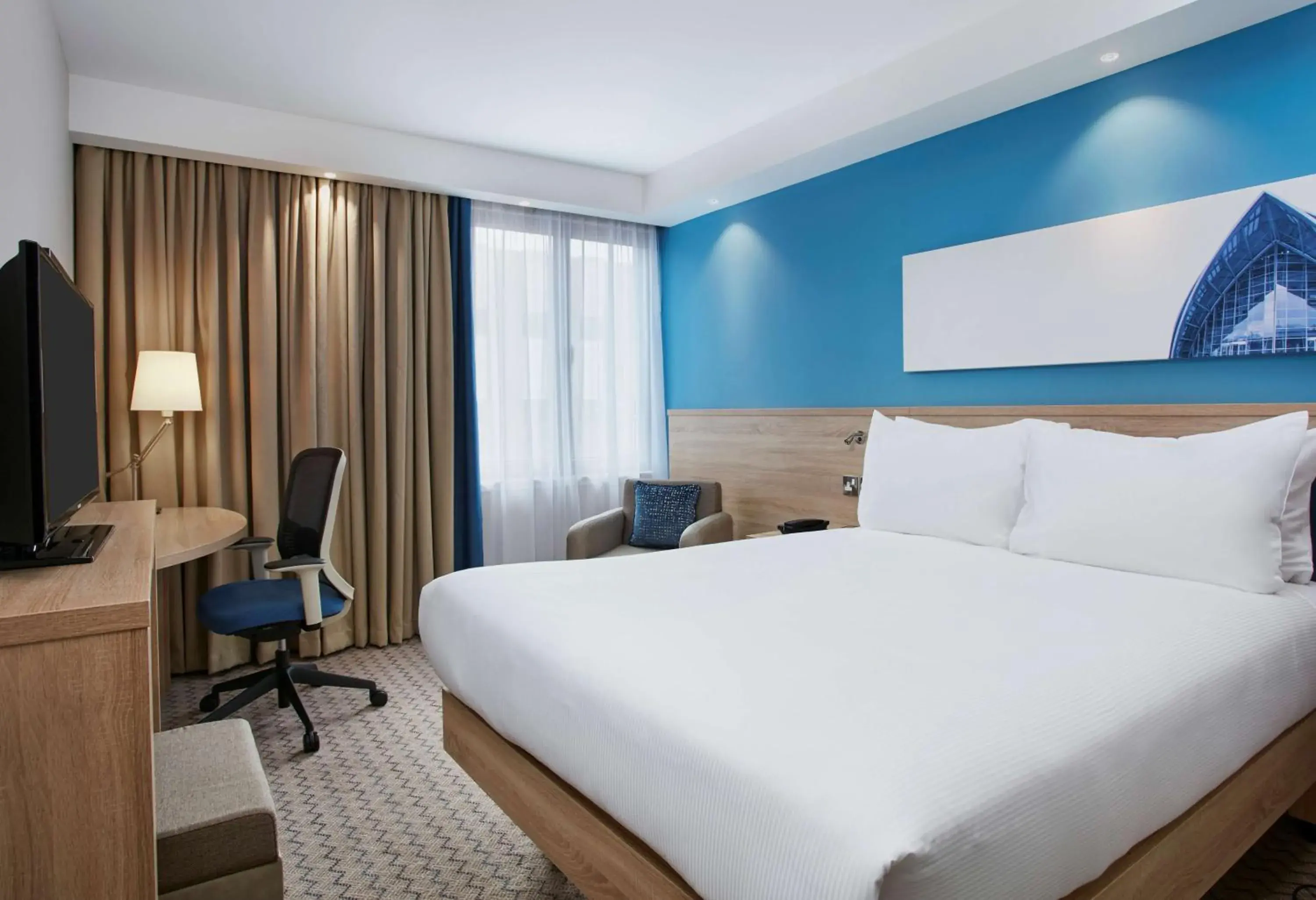 Queen Room in Hampton by Hilton Glasgow Central Queen Room in Hampton by Hilton Glasgow Central