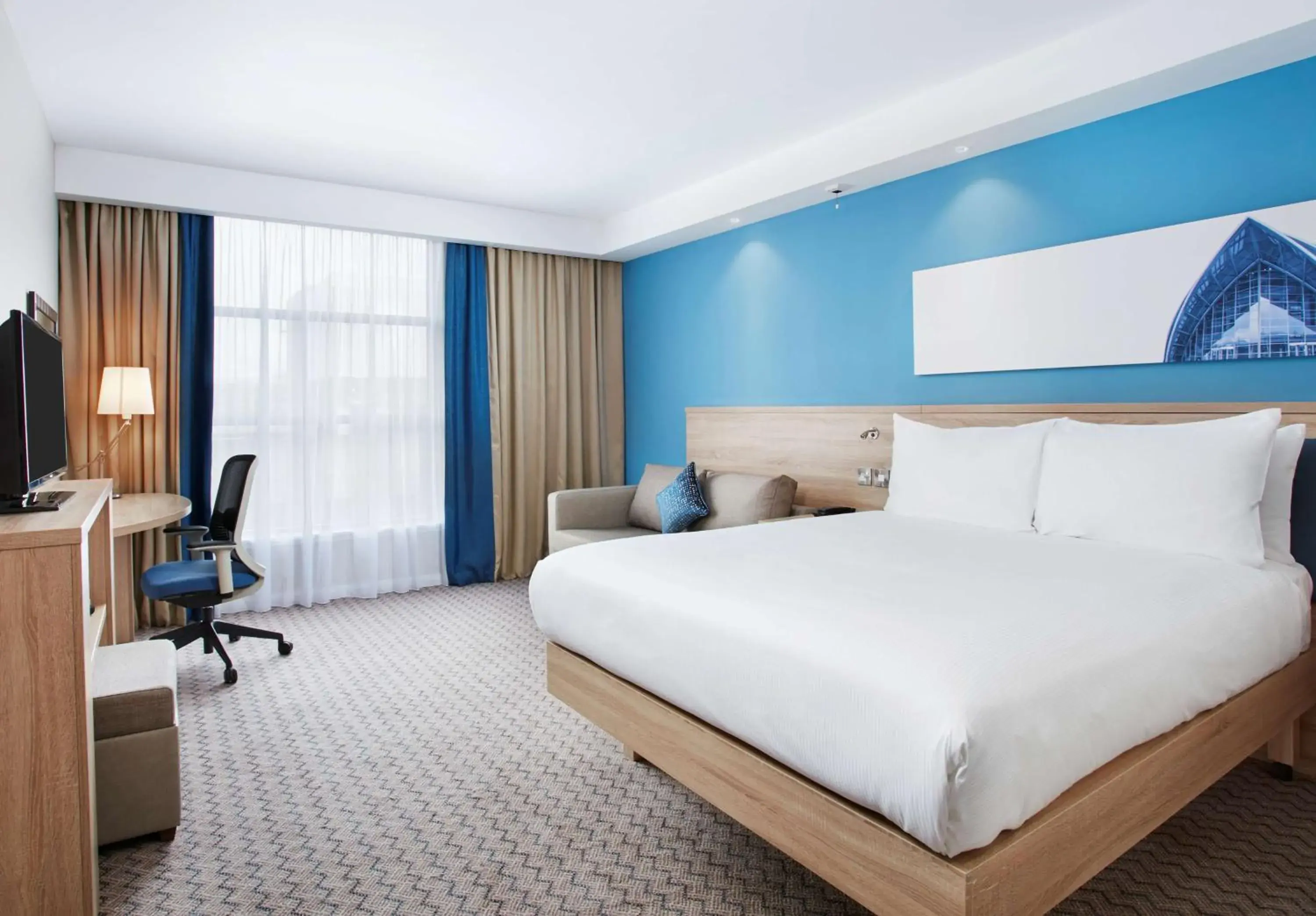 Queen Room - Mobility Access in Hampton by Hilton Glasgow Central Queen Room - Mobility Access in Hampton by Hilton Glasgow Central