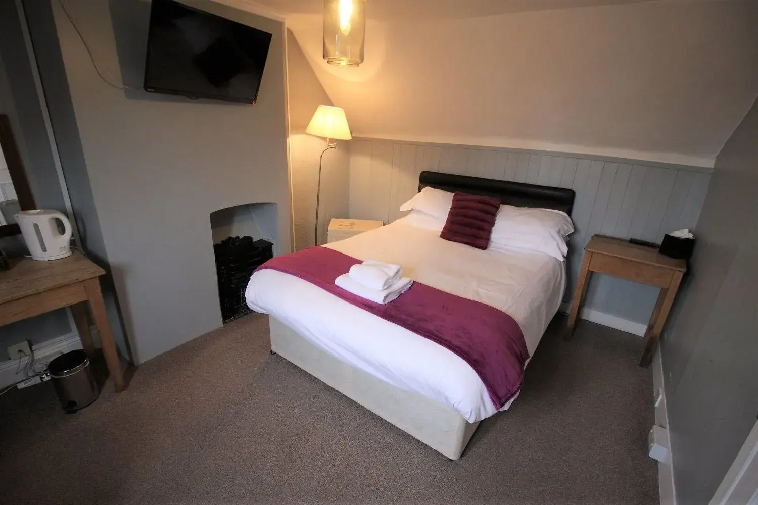 Double Room with Shared Bathroom in The Carpenters Arms Double Room with Shared Bathroom in The Carpenters Arms