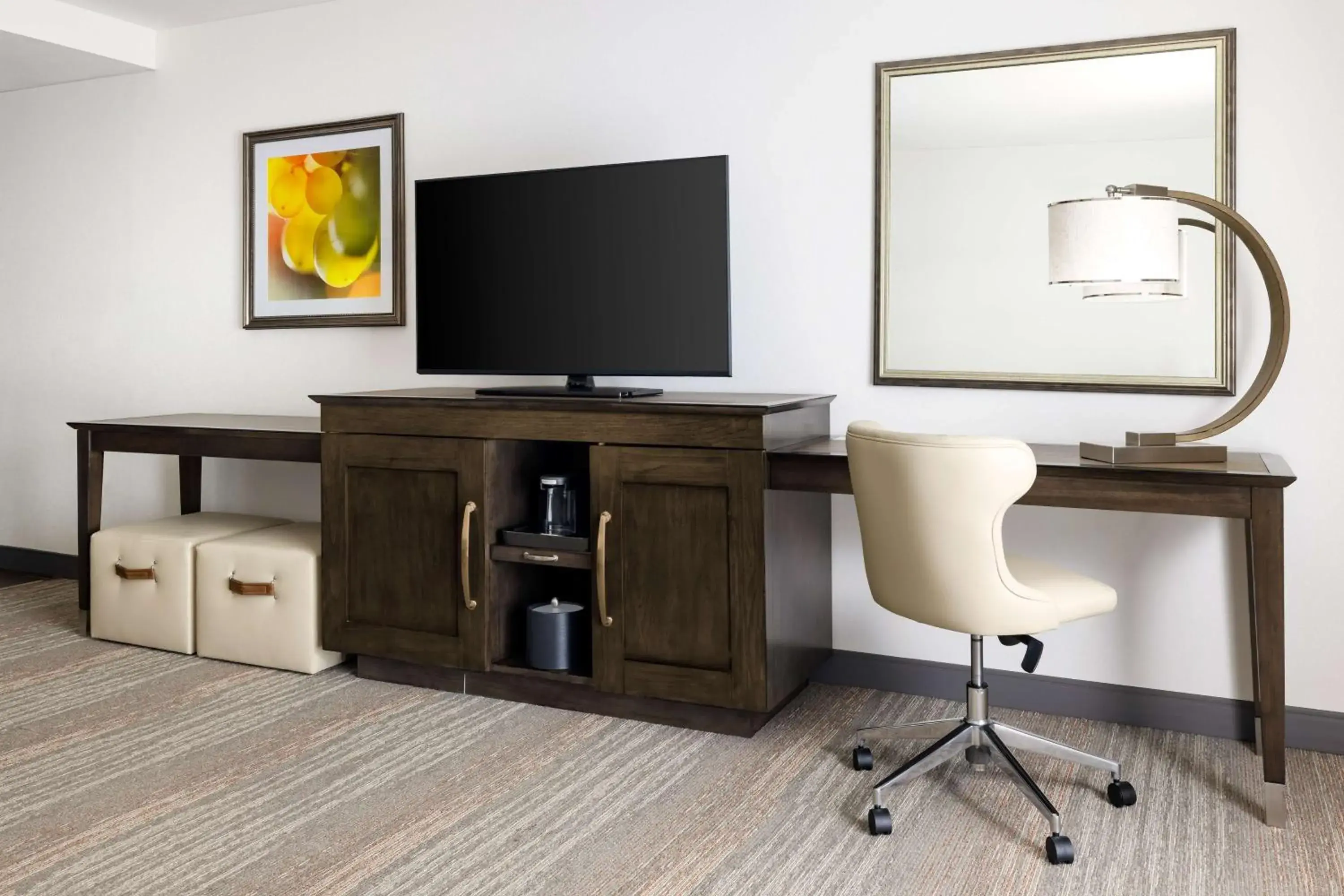 Queen Room with Two Queen Beds - Mobility Access/Non-Smoking in Hampton Inn & Suites - Napa, CA Queen Room with Two Queen Beds - Mobility Access/Non-Smoking in Hampton Inn & Suites - Napa, CA