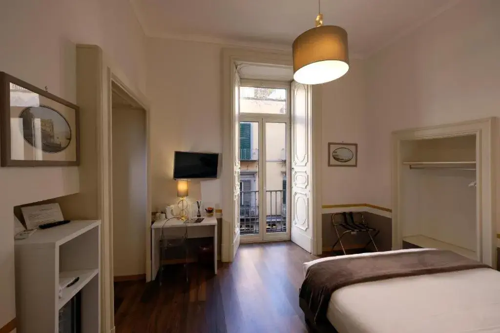 Superior Double Room in Napoli Class Superior Double Room in Napoli Class